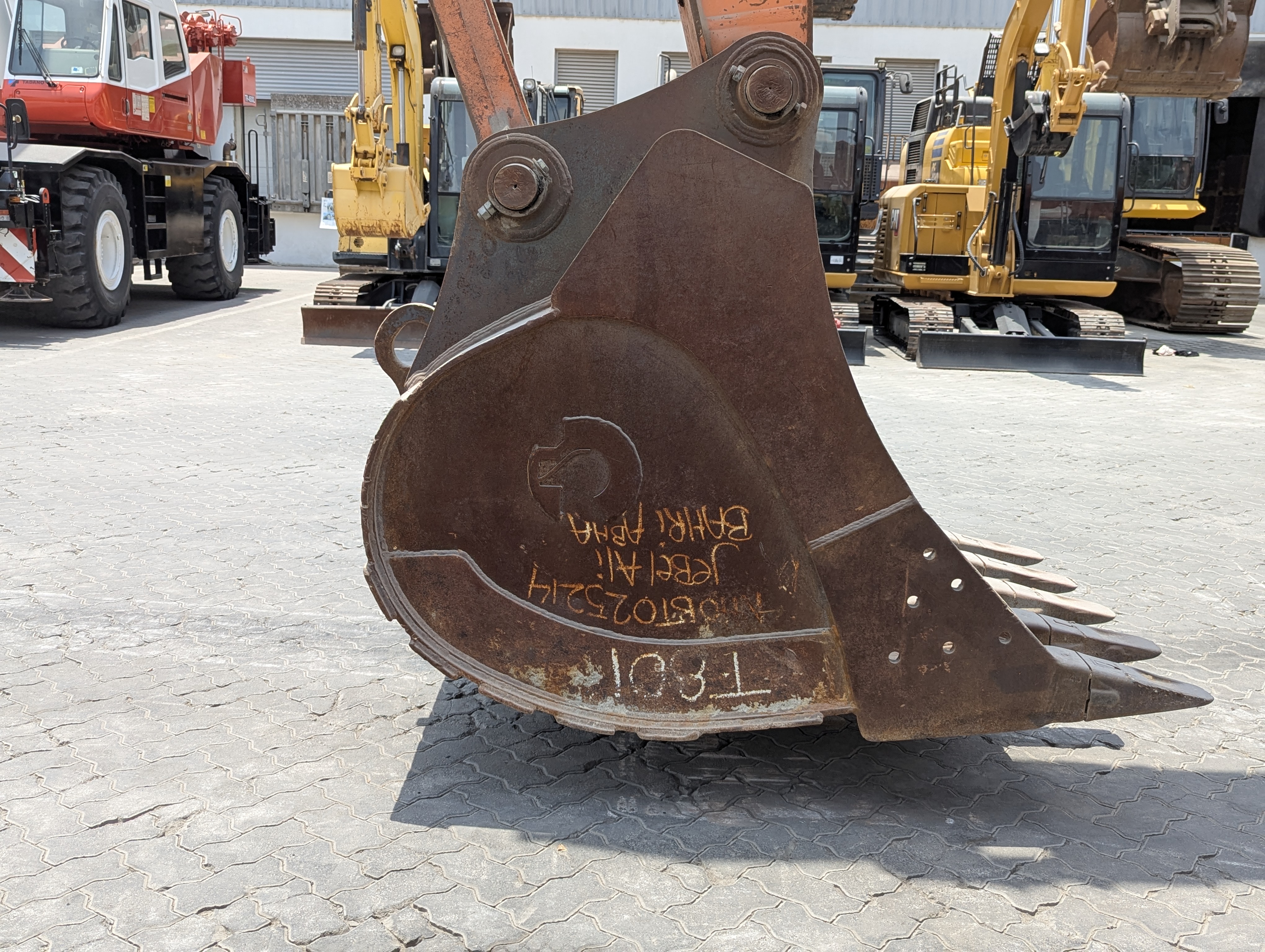 MDX-026-Hitachi-ZX350LC-3-Medium-excavators-inspection-Attachment-Excavator-bucket-1
