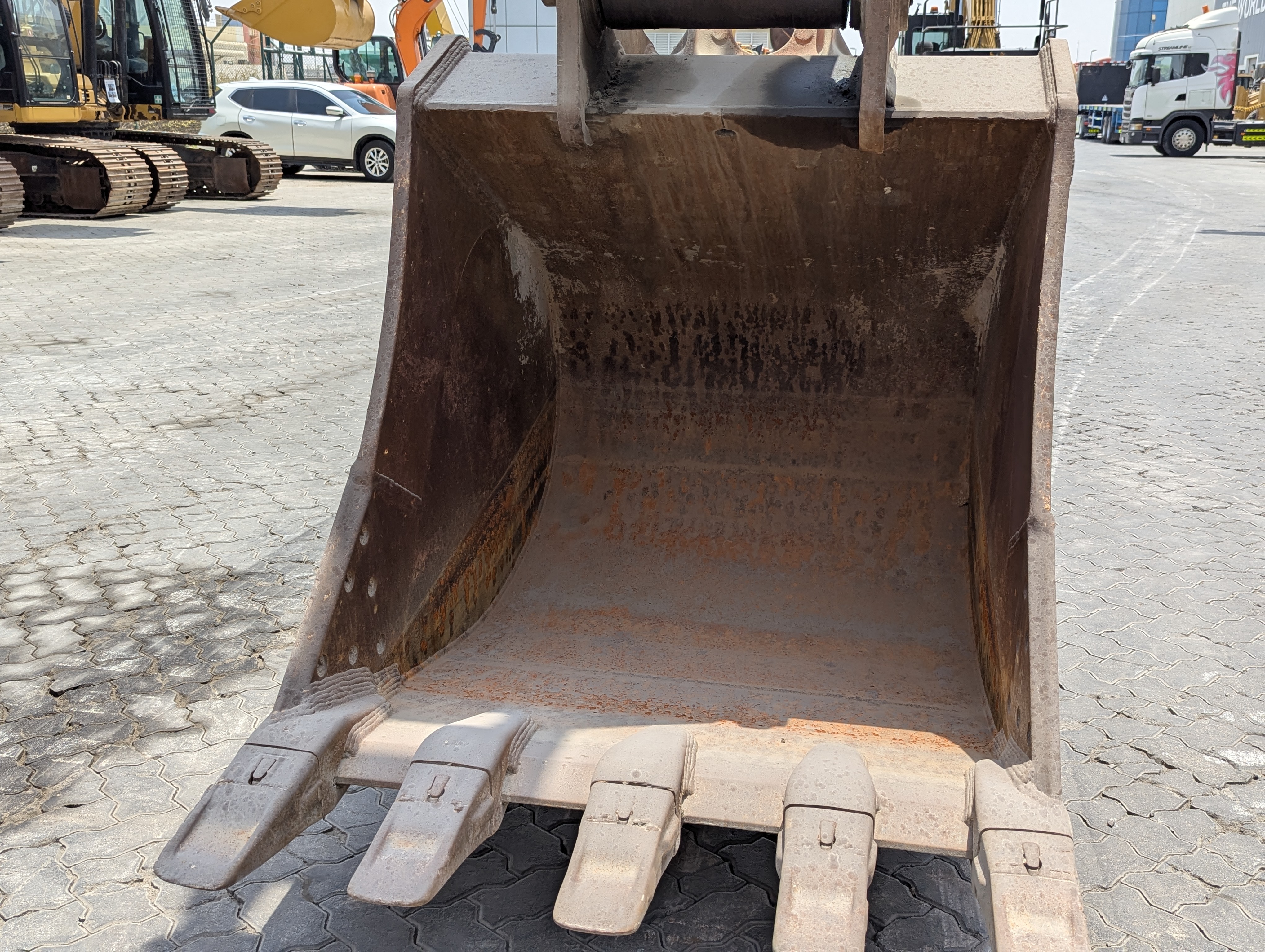 MDX-026-Hitachi-ZX350LC-3-Medium-excavators-inspection-Attachment-Excavator-bucket-1