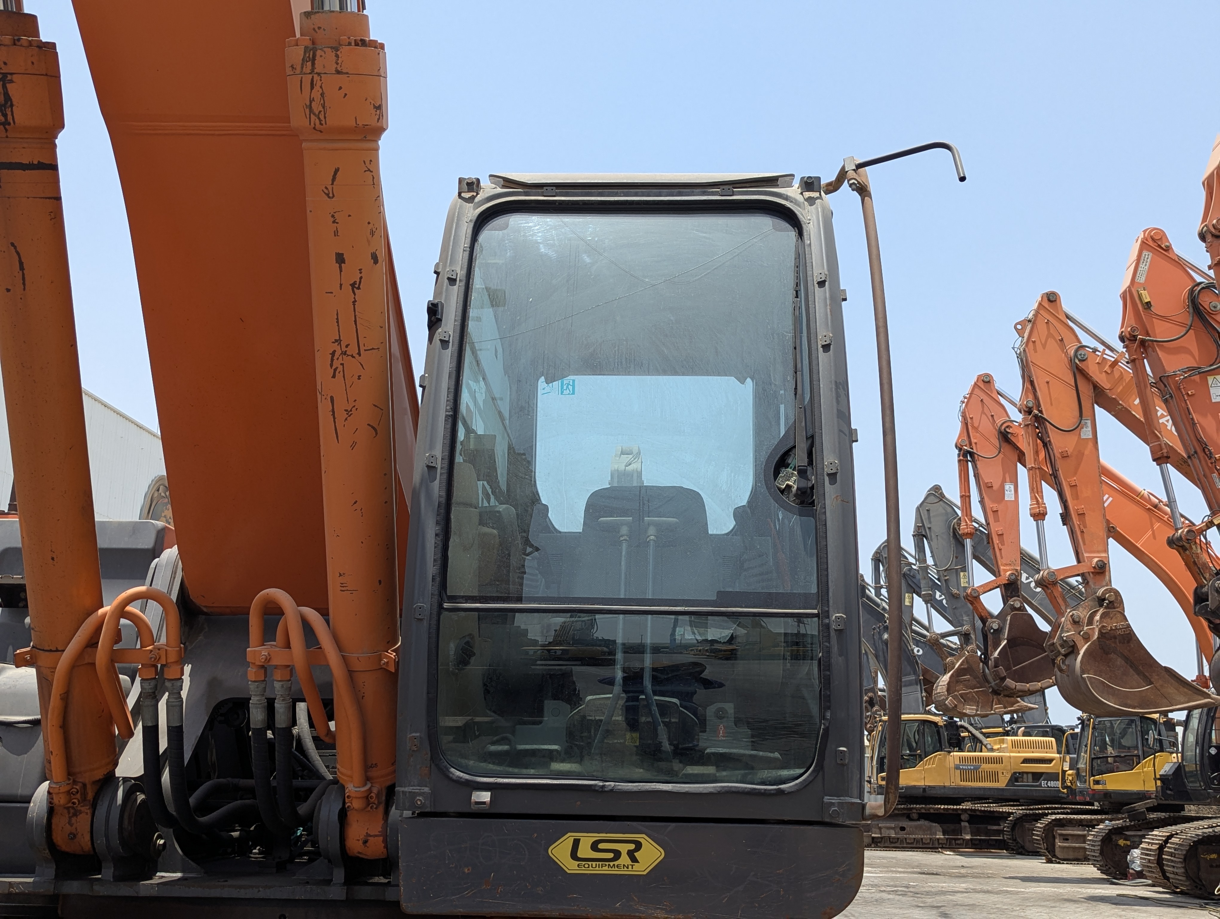 MDX-026-Hitachi-ZX350LC-3-Medium-excavators-inspection-Safety-Glass-1