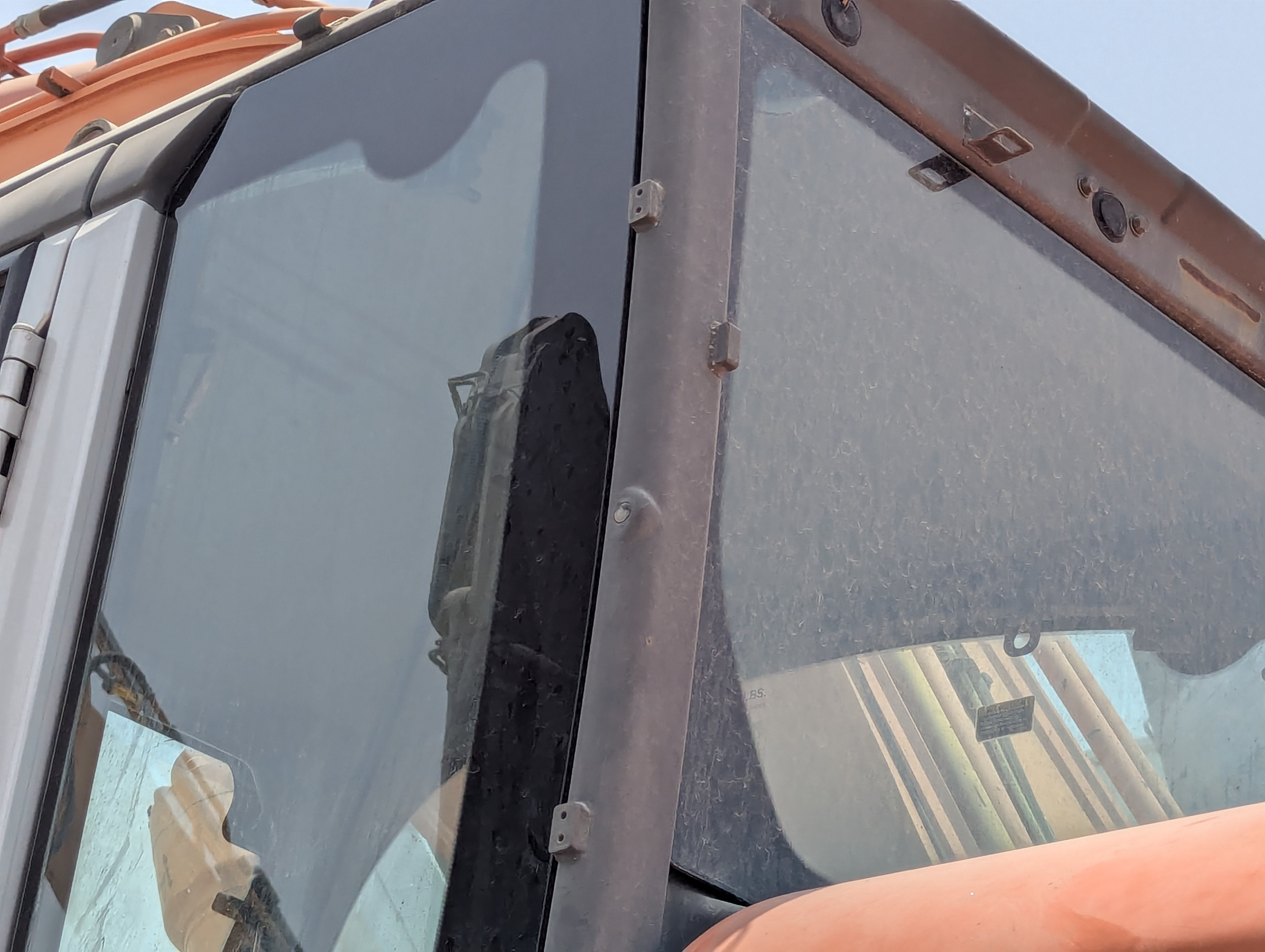 MDX-026-Hitachi-ZX350LC-3-Medium-excavators-inspection-Safety-Glass-1