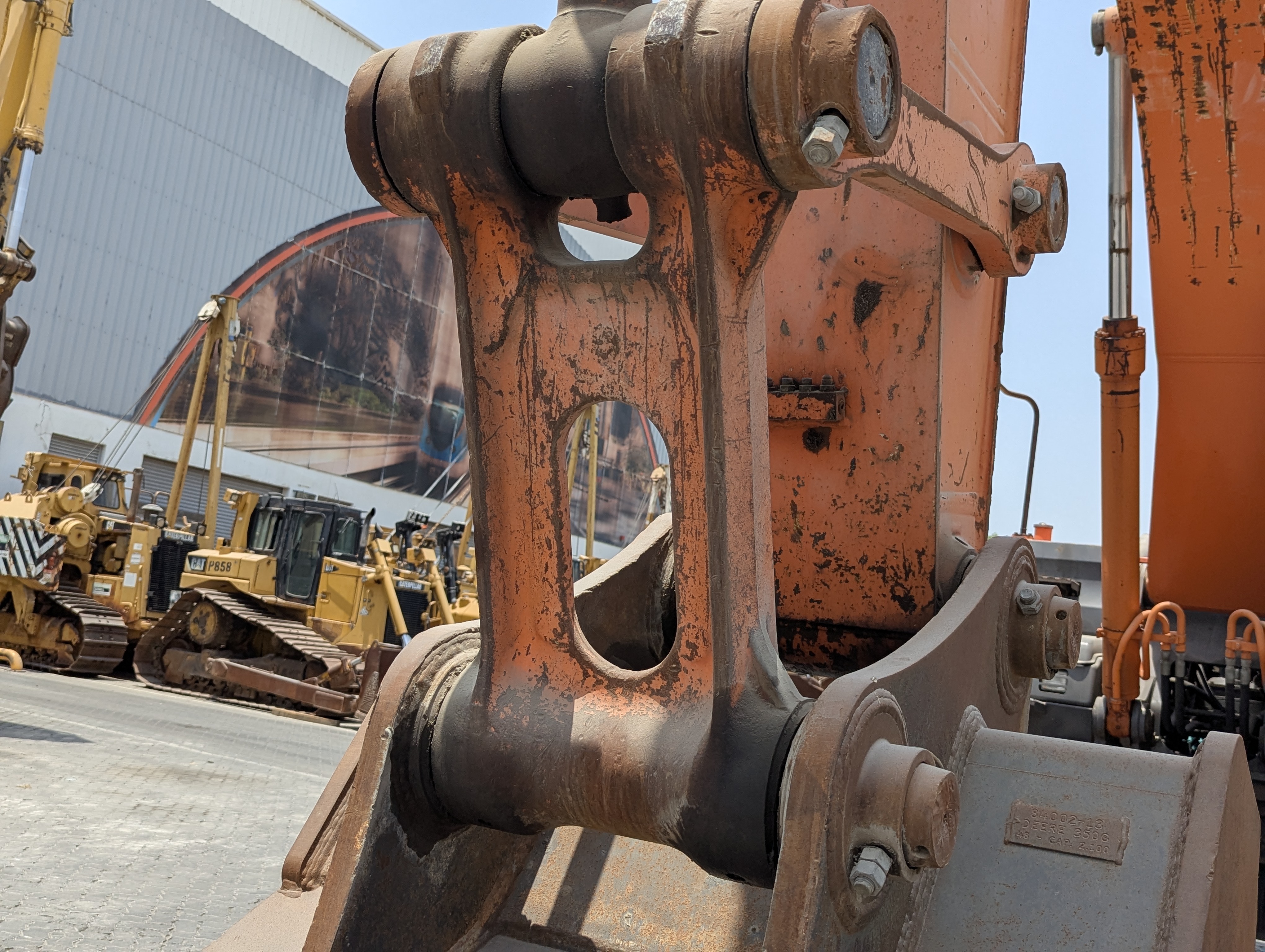 MDX-026-Hitachi-ZX350LC-3-Medium-excavators-inspection-Chassis-H-link-1