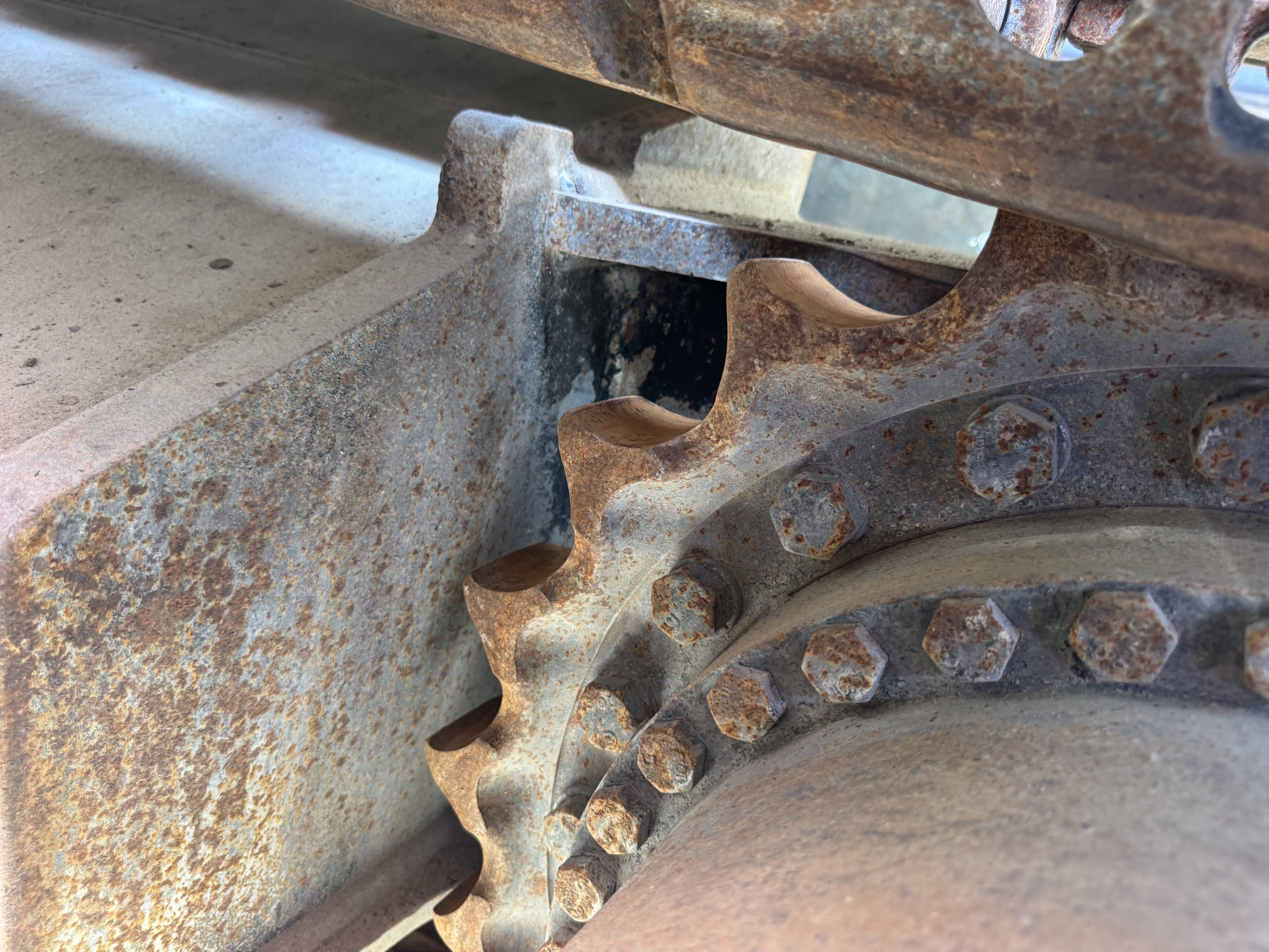 MDX-026-Hitachi-ZX350LC-3-Medium-excavators-inspection-Undercarriage-Left-sprocket-1
