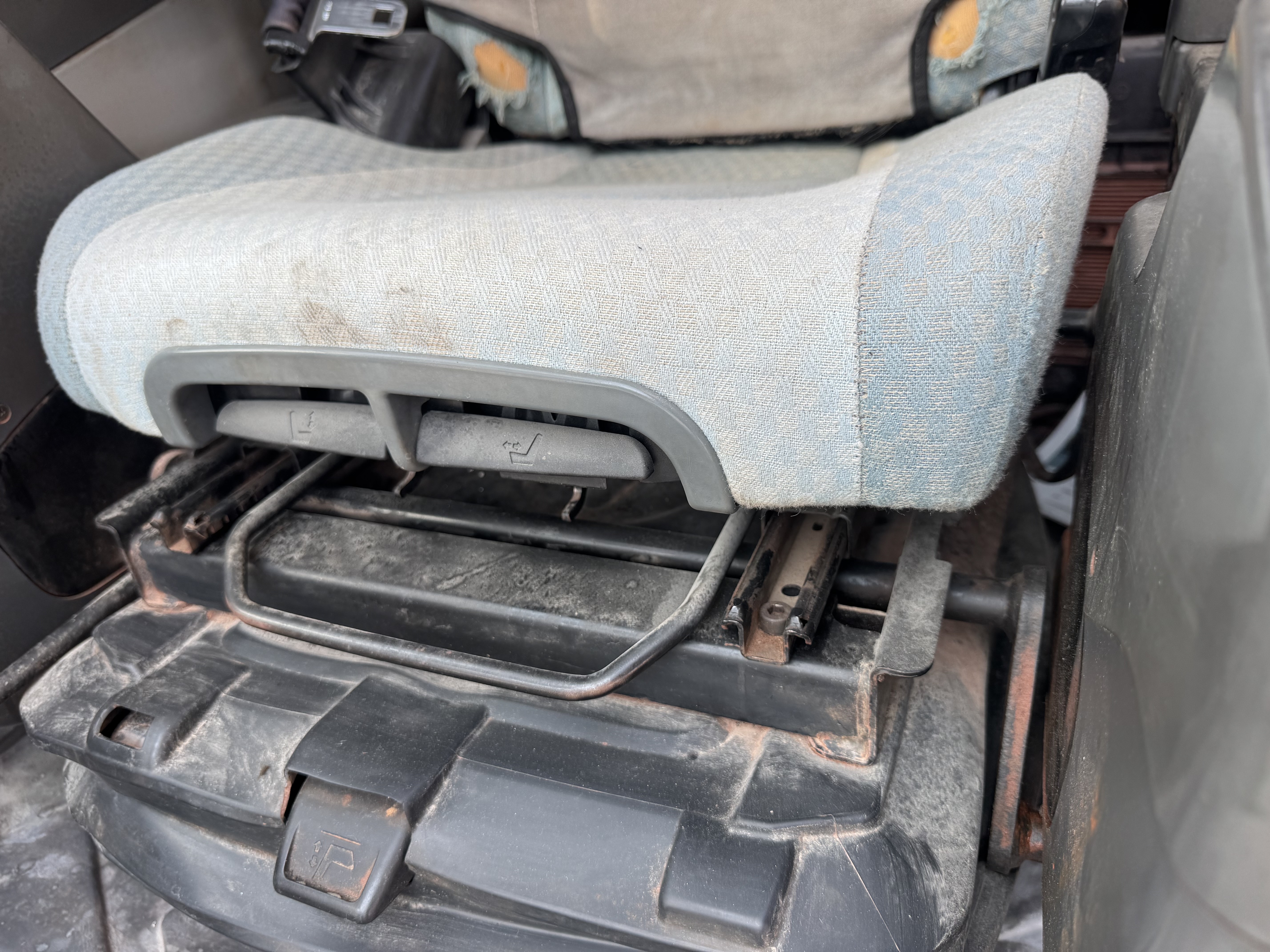 MDX-022-Cat-320DL-Medium-excavators-inspection-Cabin-Seats/armrests-1