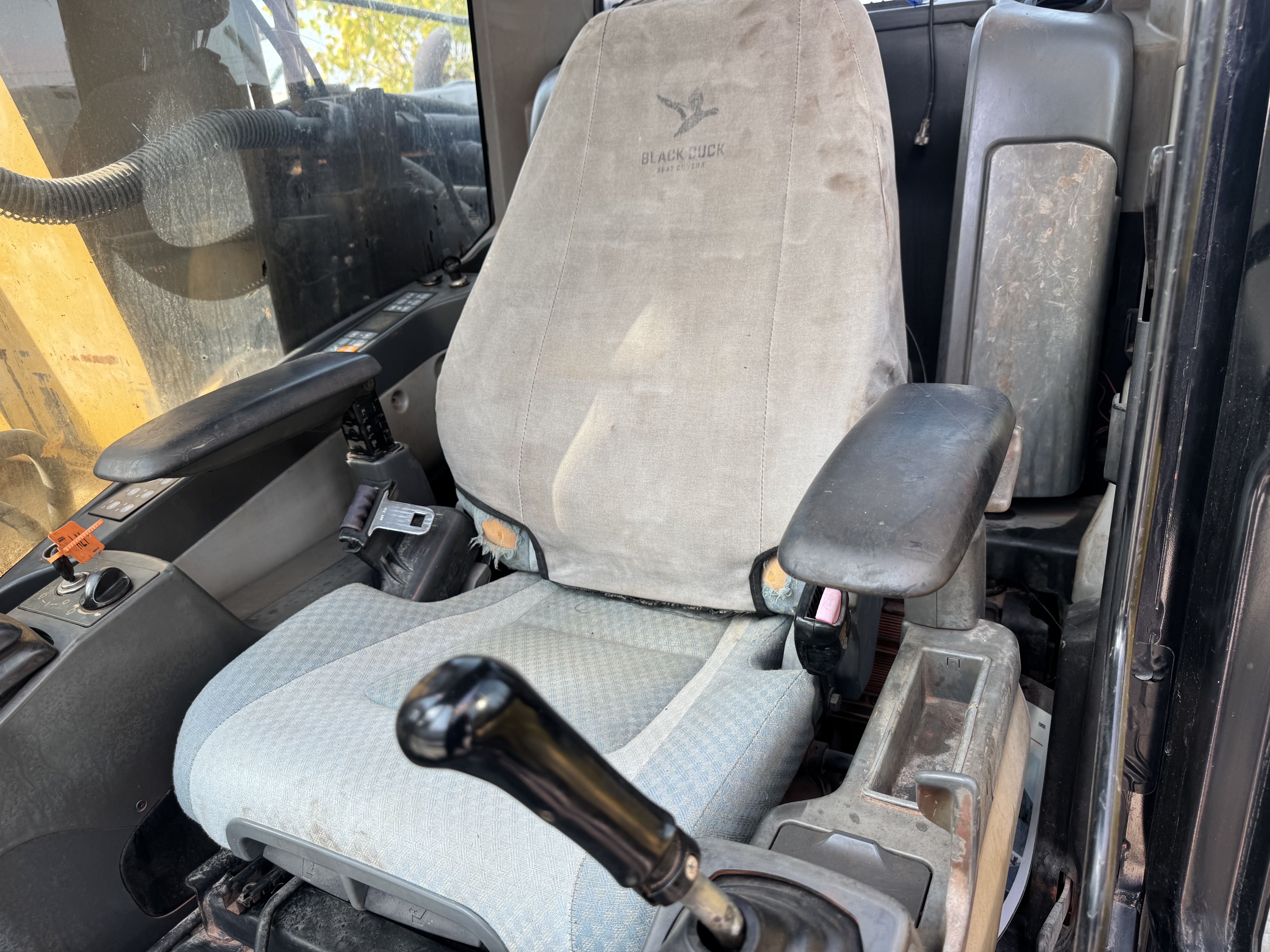 MDX-022-Cat-320DL-Medium-excavators-inspection-Cabin-Seats/armrests-1