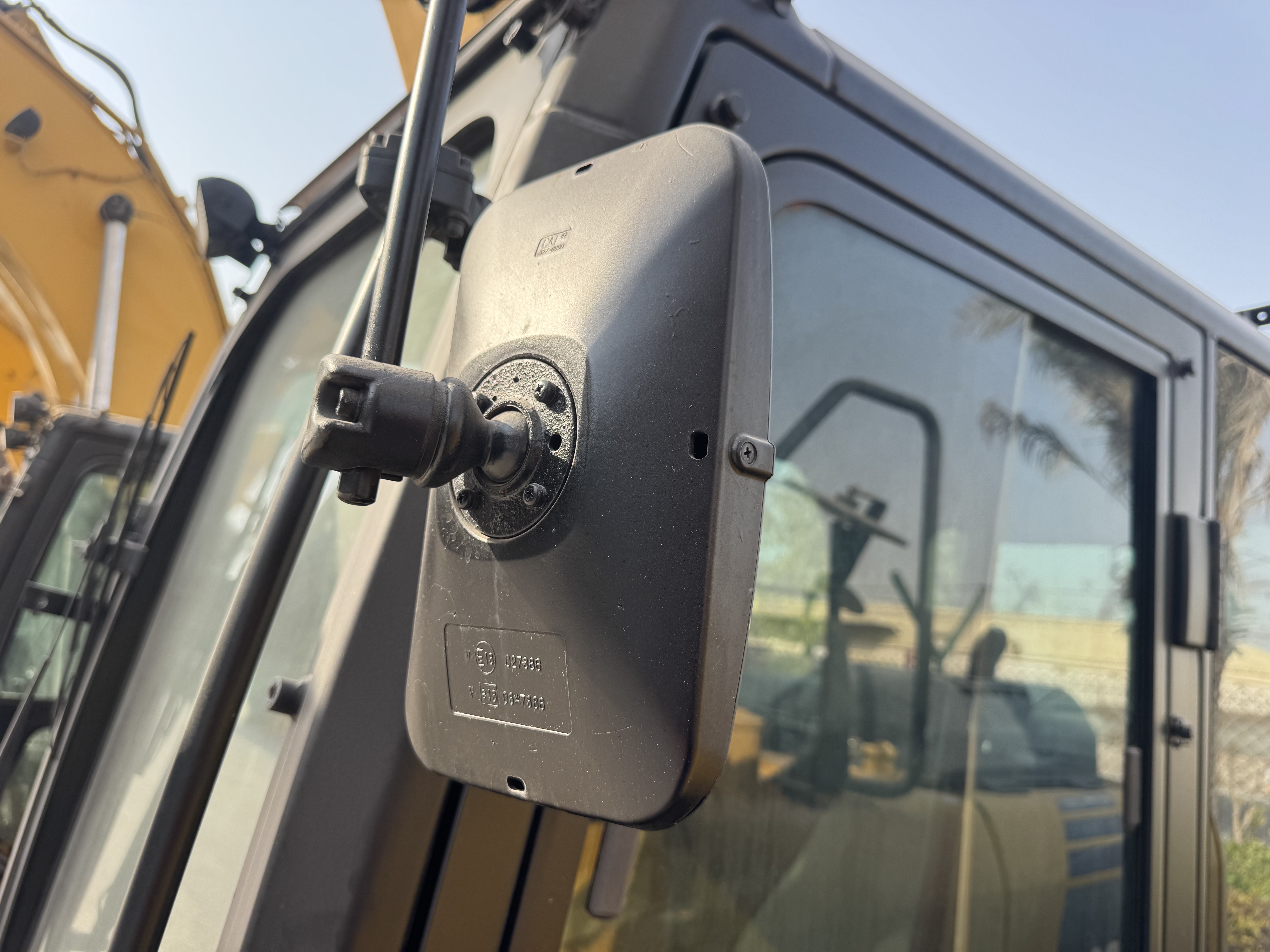 MDX-022-Cat-320DL-Medium-excavators-inspection-Cabin-Mirrors-1