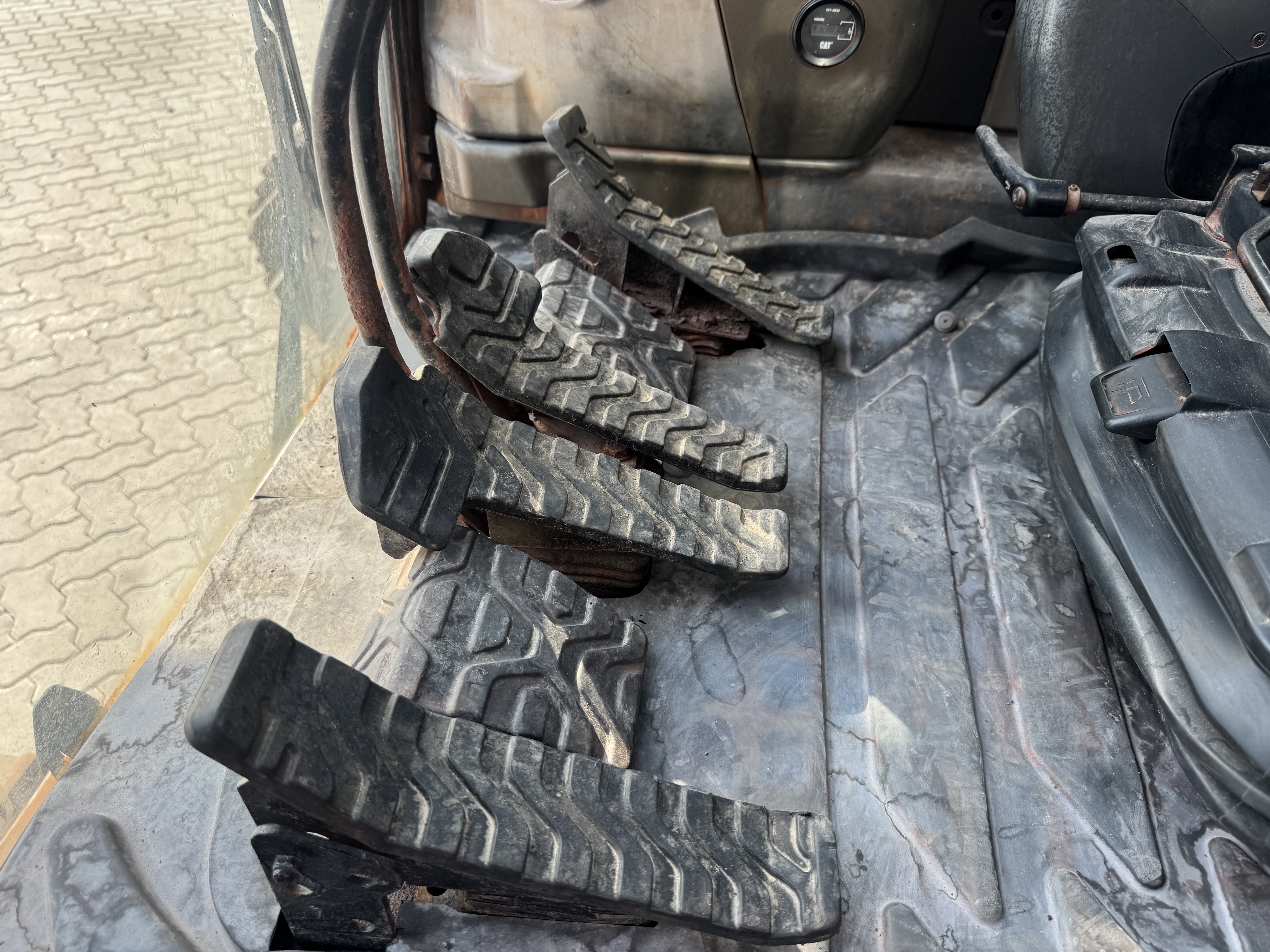 MDX-022-Cat-320DL-Medium-excavators-inspection-Cabin-Pedals-1
