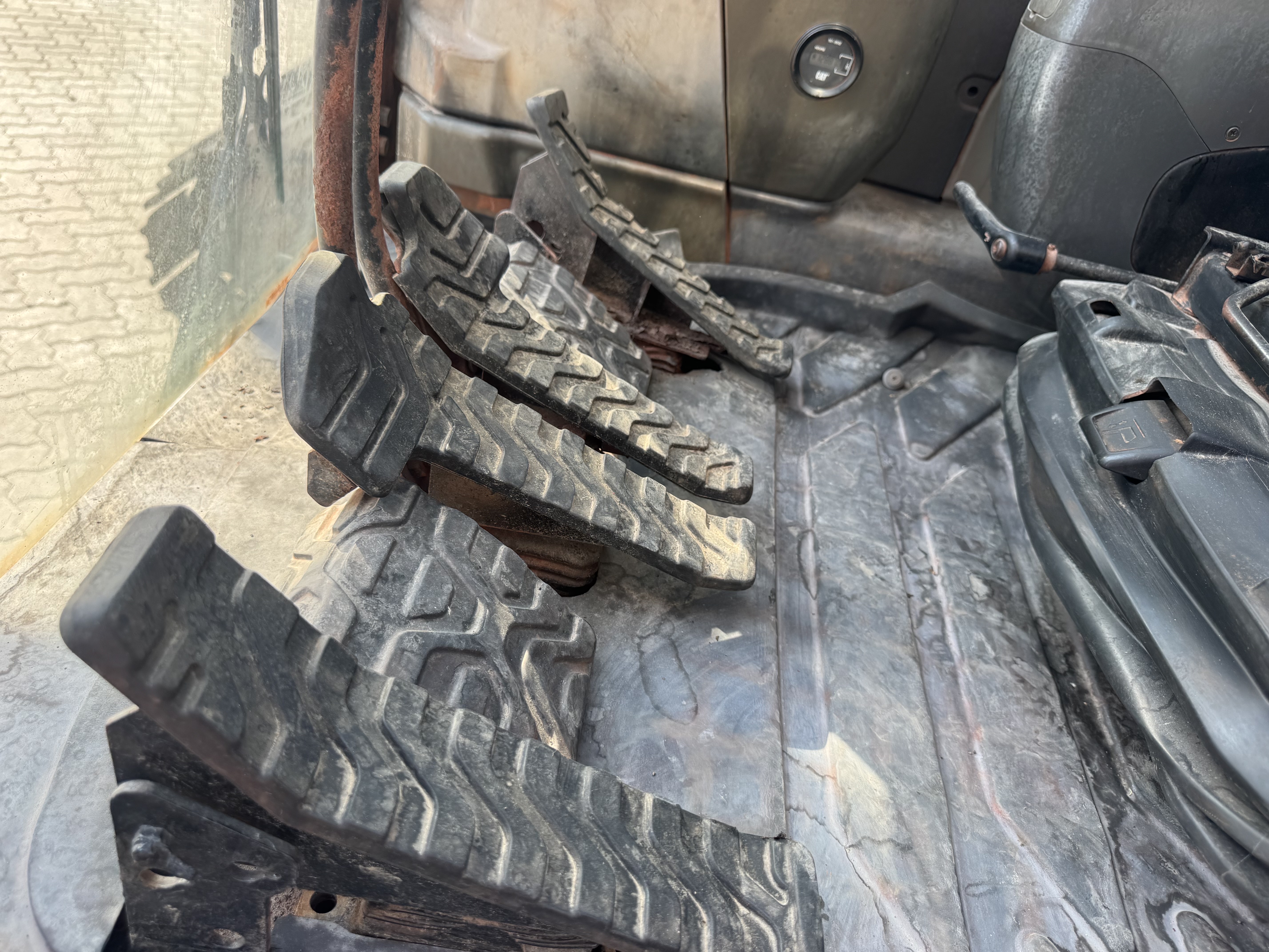 MDX-022-Cat-320DL-Medium-excavators-inspection-Cabin-Pedals-1