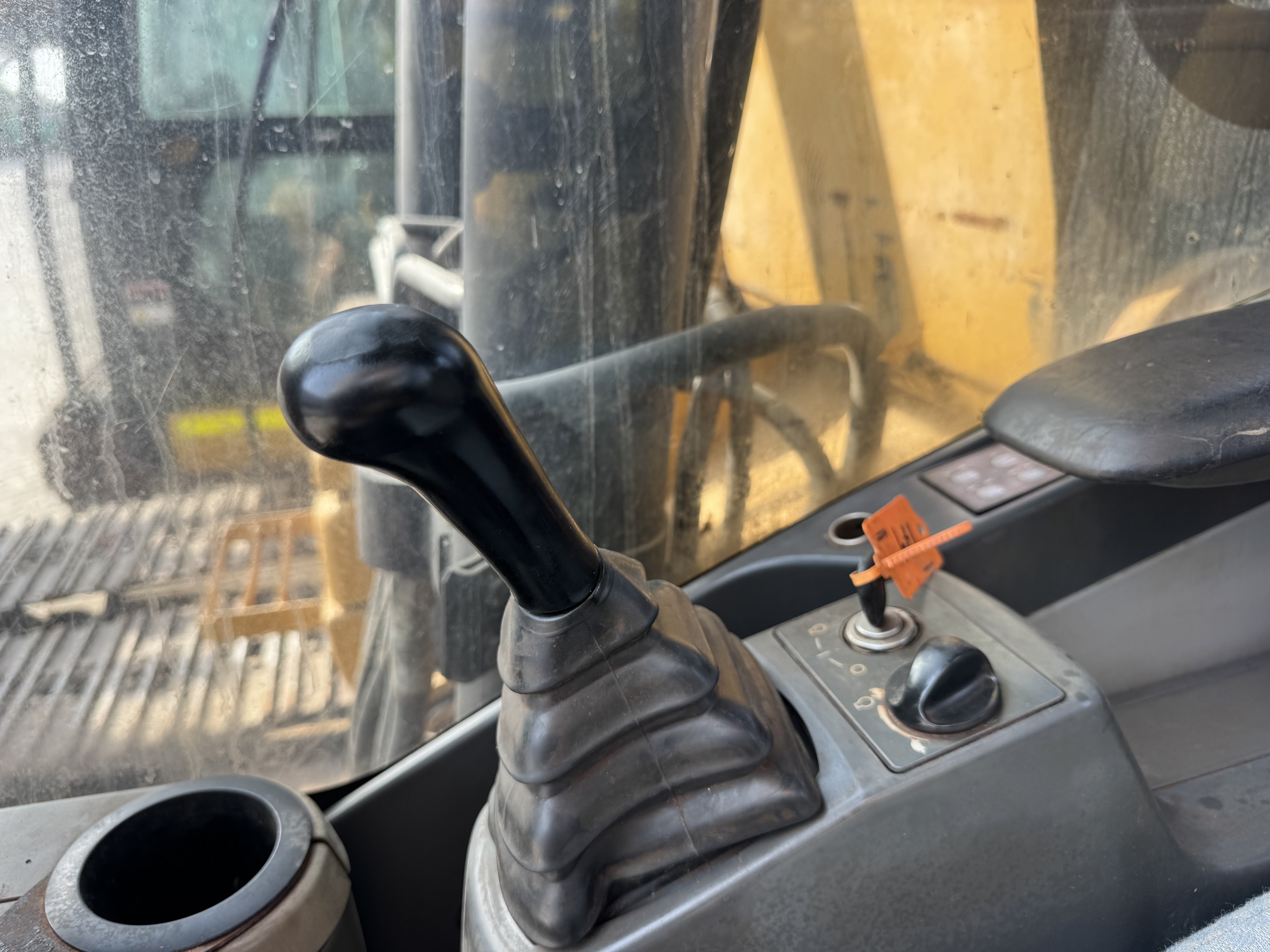 MDX-022-Cat-320DL-Medium-excavators-inspection-Cabin-Joysticks-1