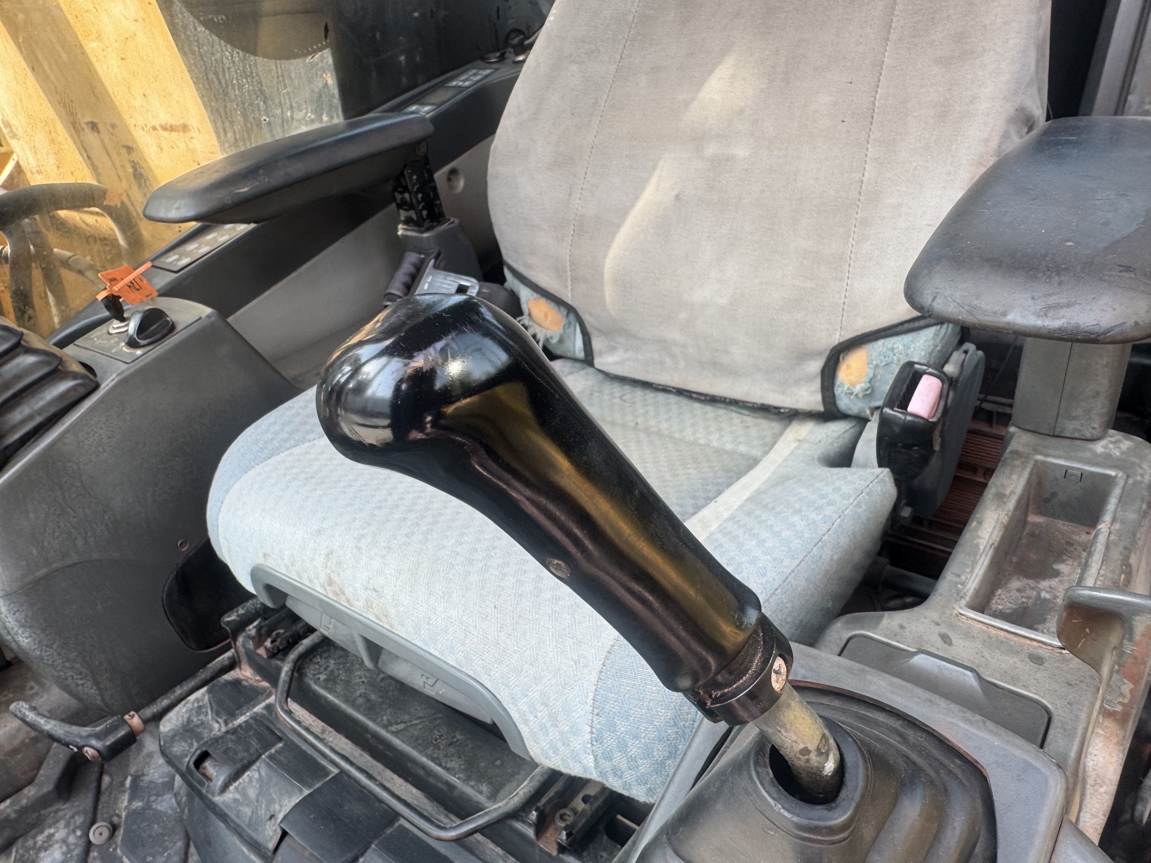MDX-022-Cat-320DL-Medium-excavators-inspection-Cabin-Joysticks-1