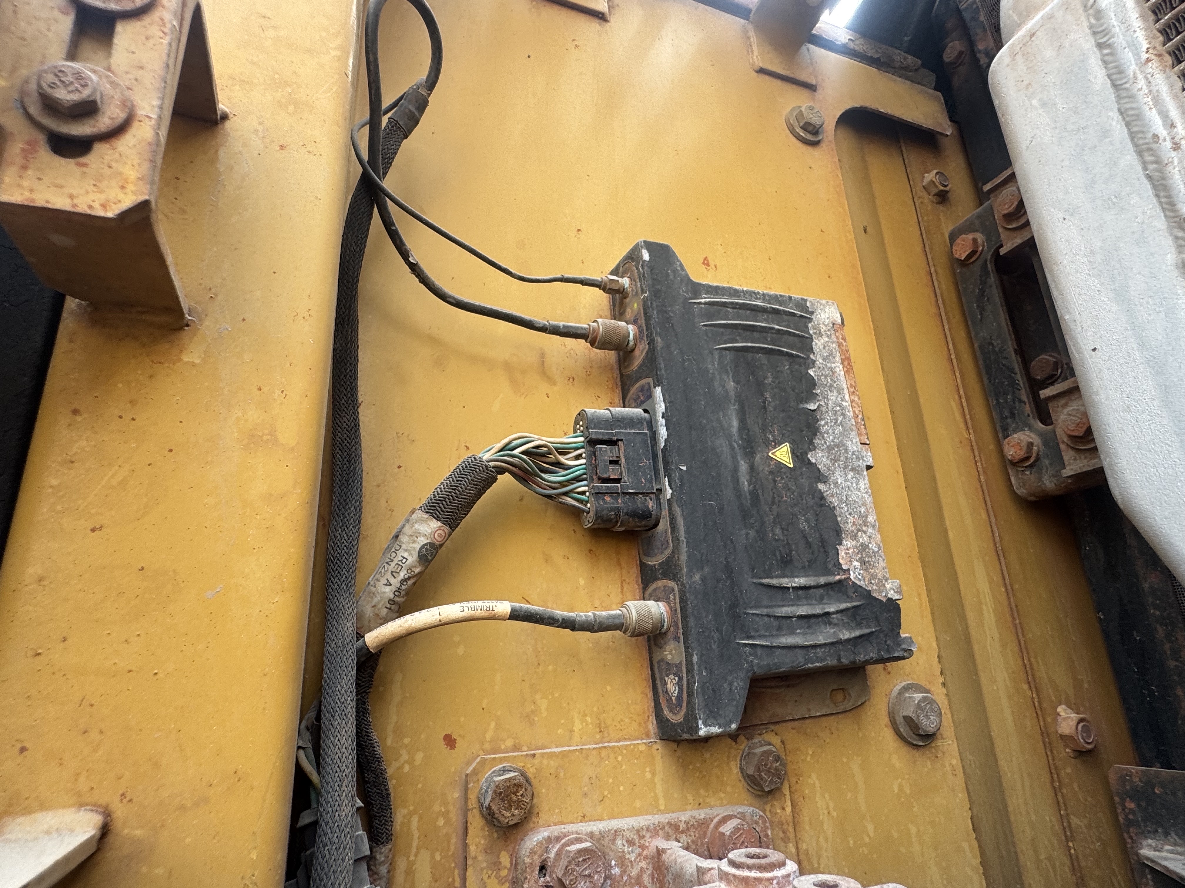 MDX-022-Cat-320DL-Medium-excavators-inspection-Electronics-Main-harness-1