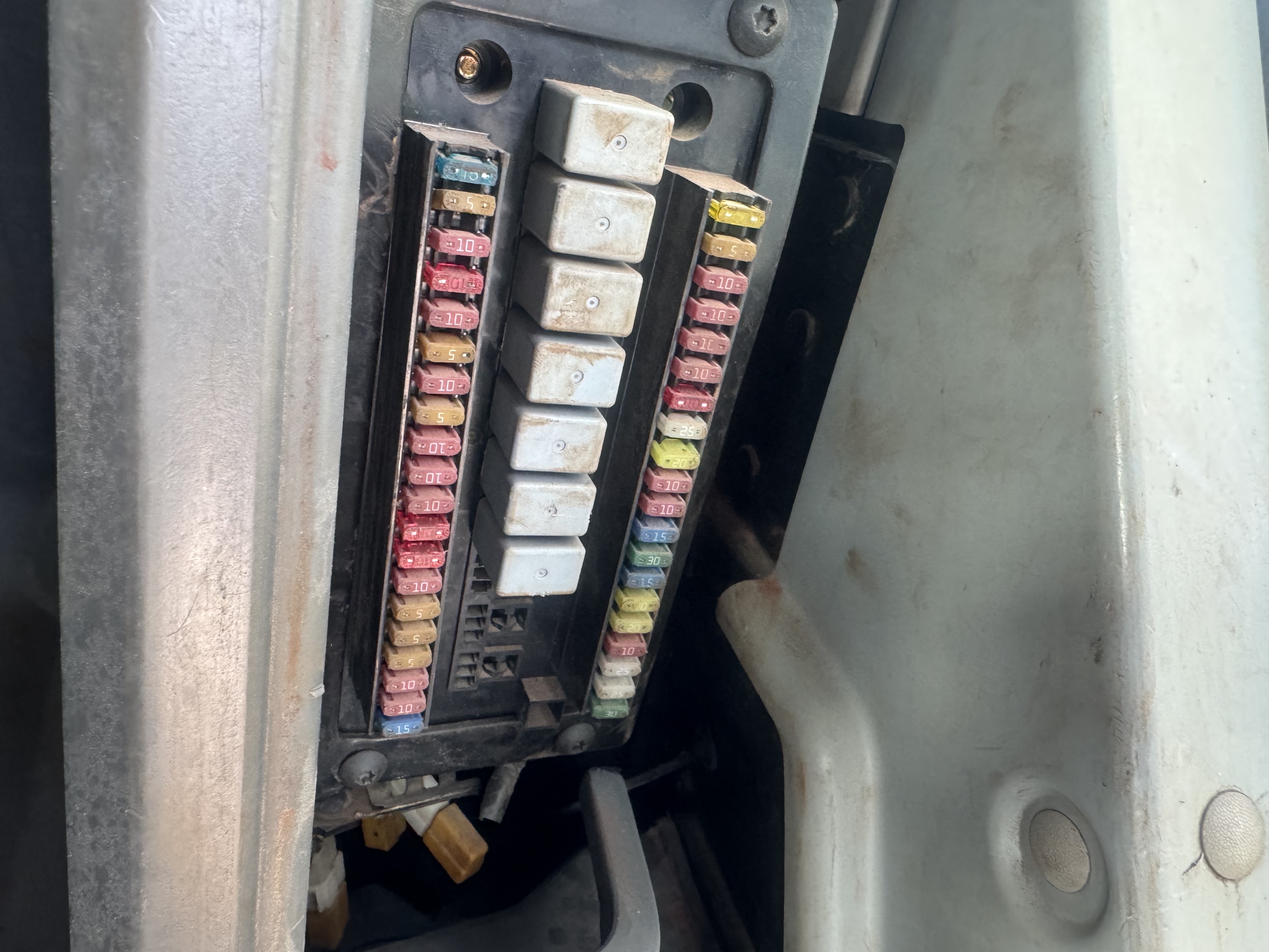 MDX-022-Cat-320DL-Medium-excavators-inspection-Electronics-Fuse-box-1
