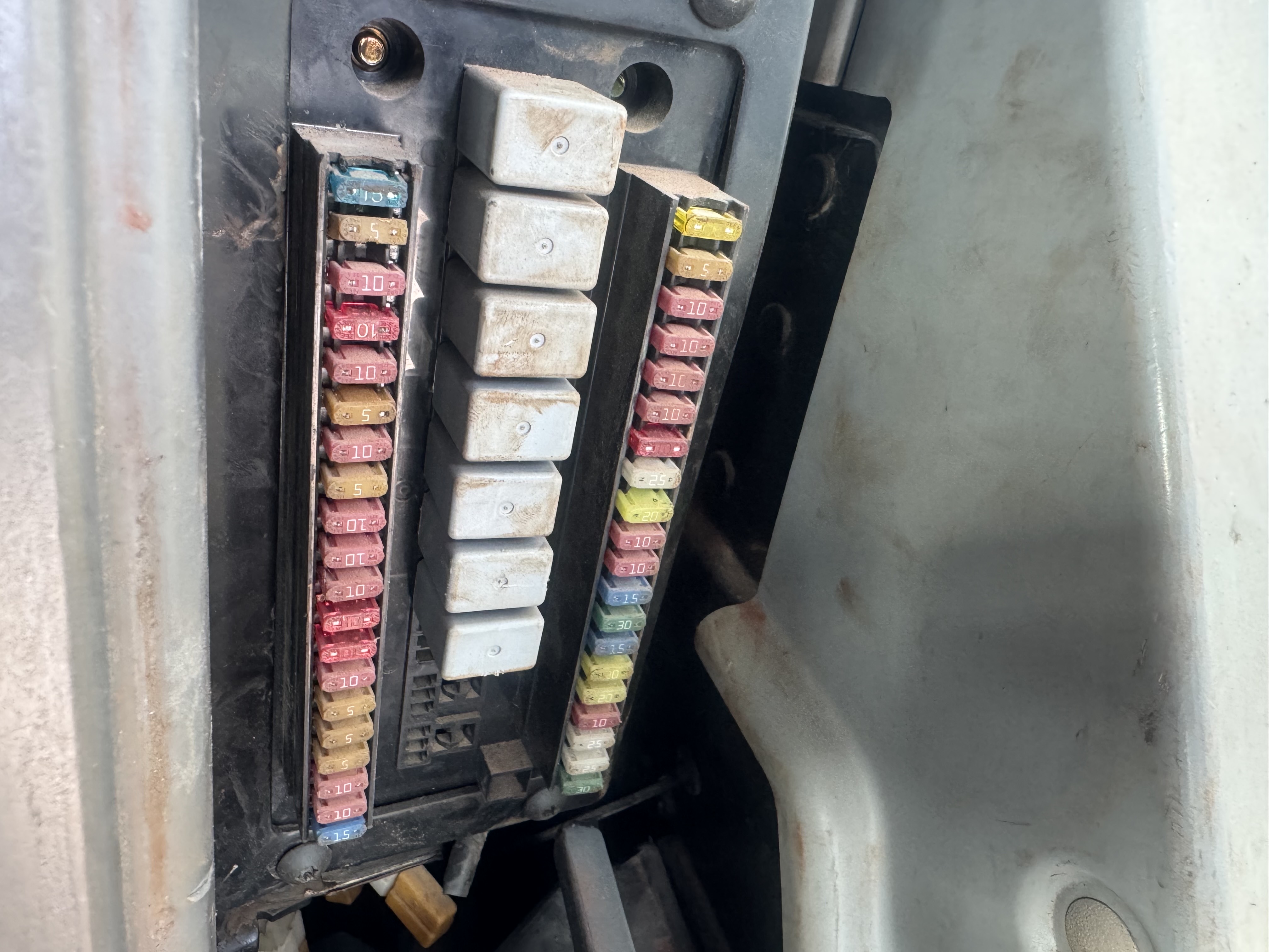 MDX-022-Cat-320DL-Medium-excavators-inspection-Electronics-Fuse-box-1