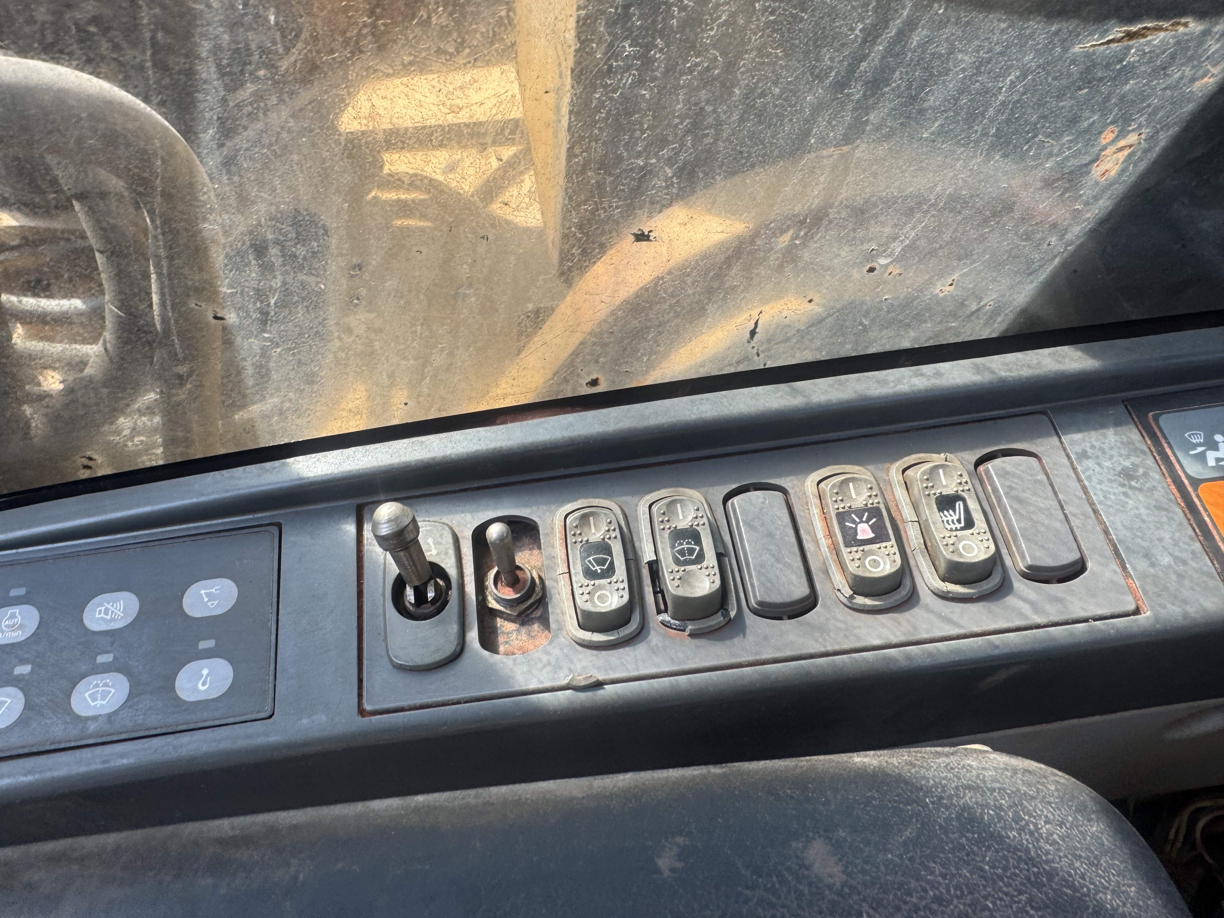 MDX-022-Cat-320DL-Medium-excavators-inspection-Electronics-Electronic-instrument-board-1
