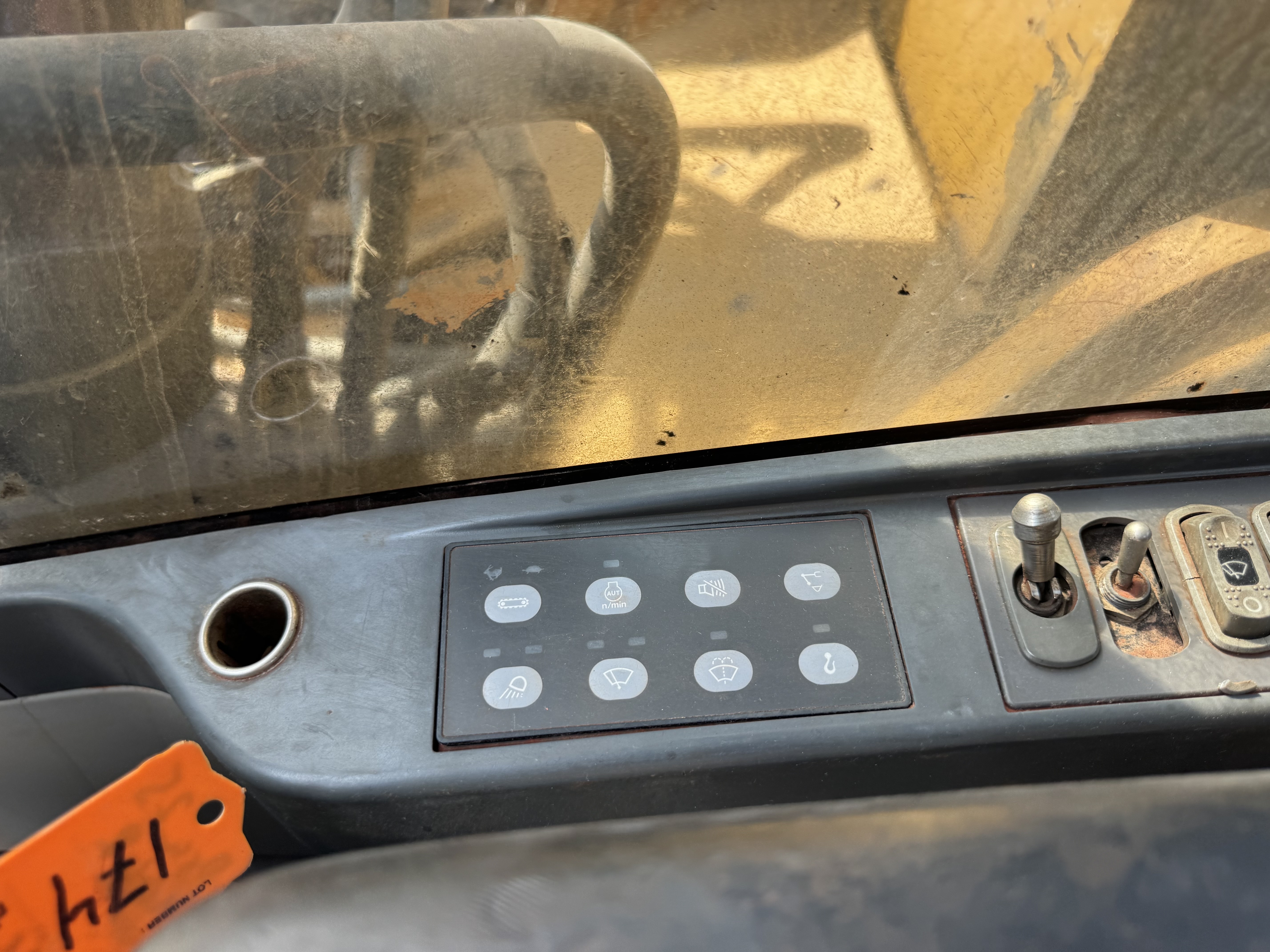 MDX-022-Cat-320DL-Medium-excavators-inspection-Electronics-Electronic-instrument-board-1
