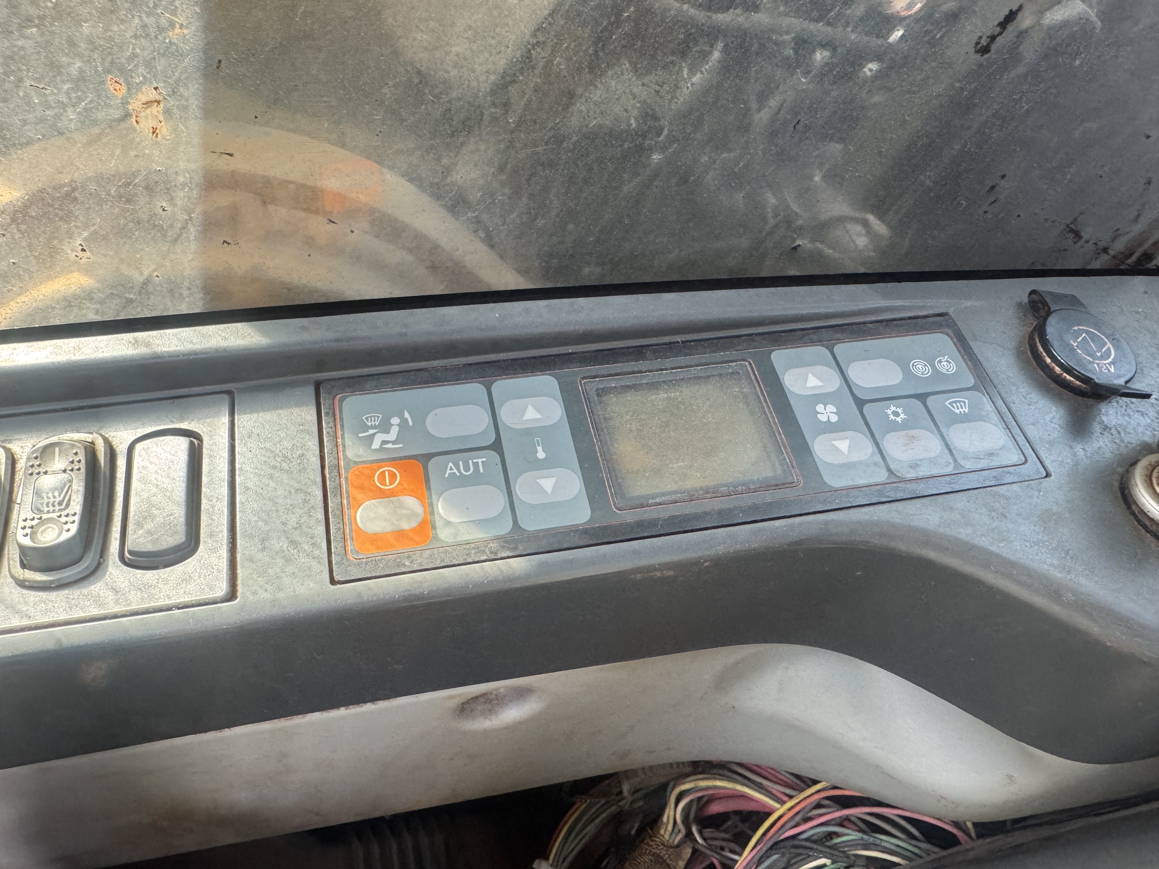 MDX-022-Cat-320DL-Medium-excavators-inspection-Electronics-Electronic-instrument-board-1