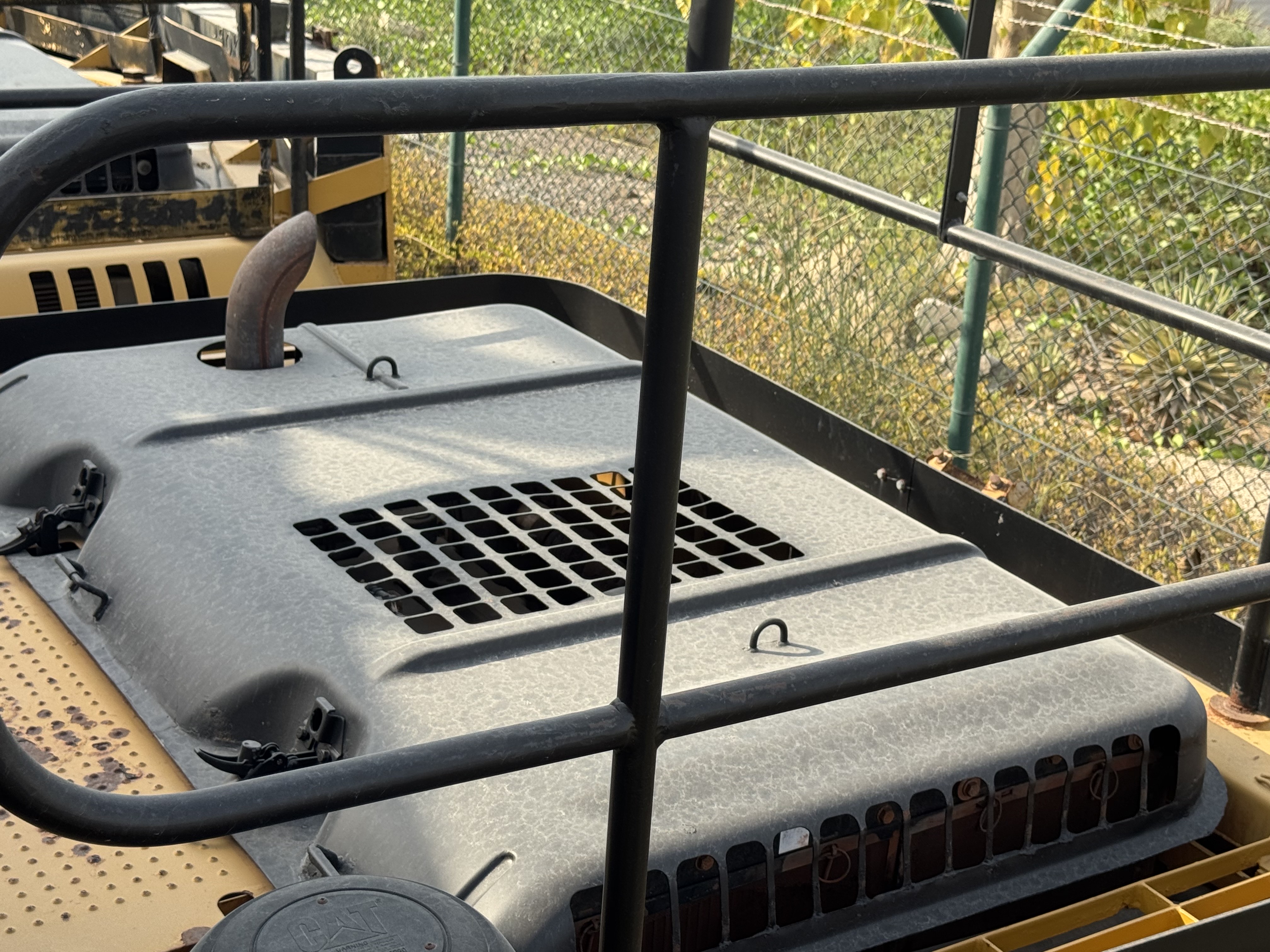 MDX-022-Cat-320DL-Medium-excavators-inspection-Structure-Handrails-1