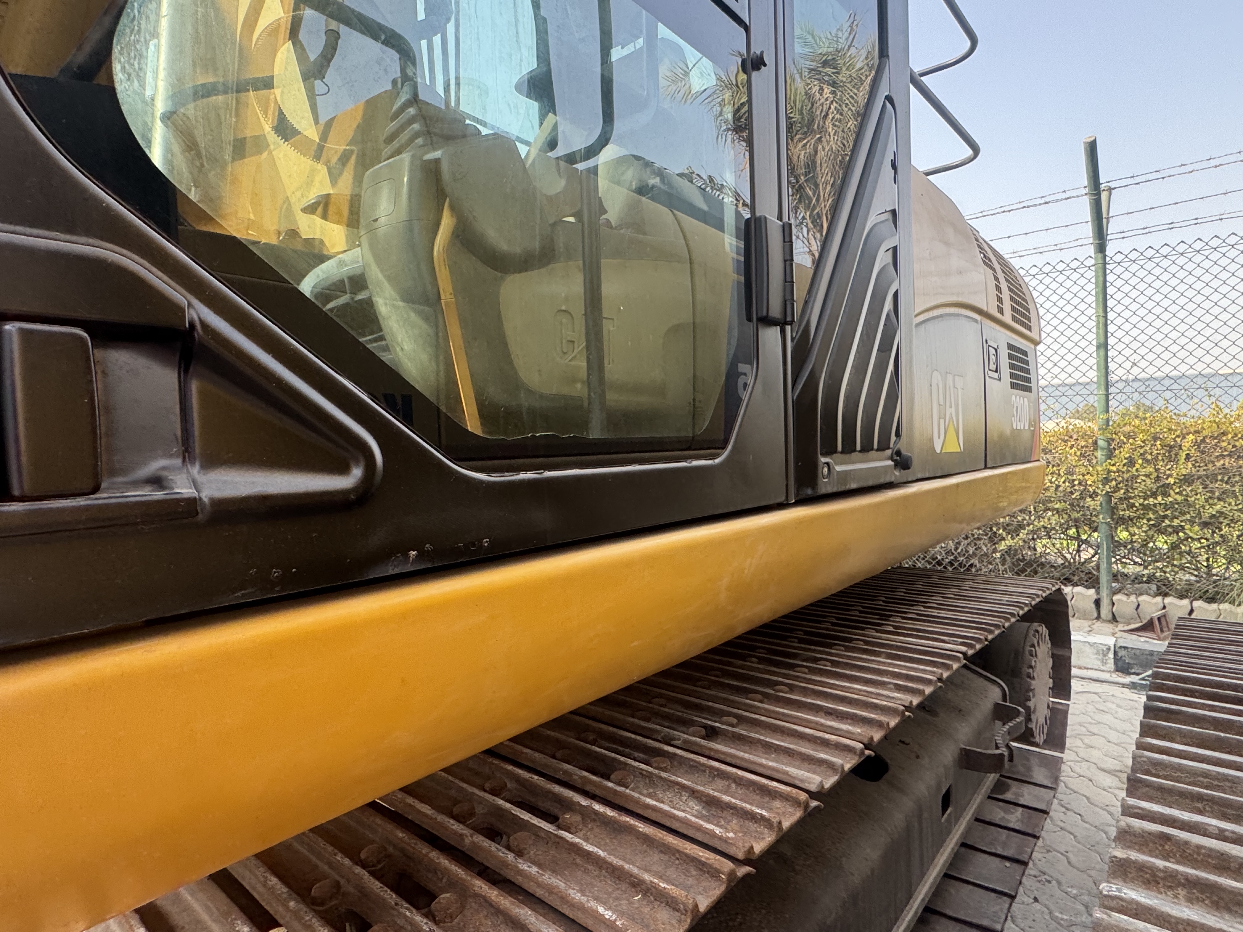 MDX-022-Cat-320DL-Medium-excavators-inspection-Structure-Paint-3