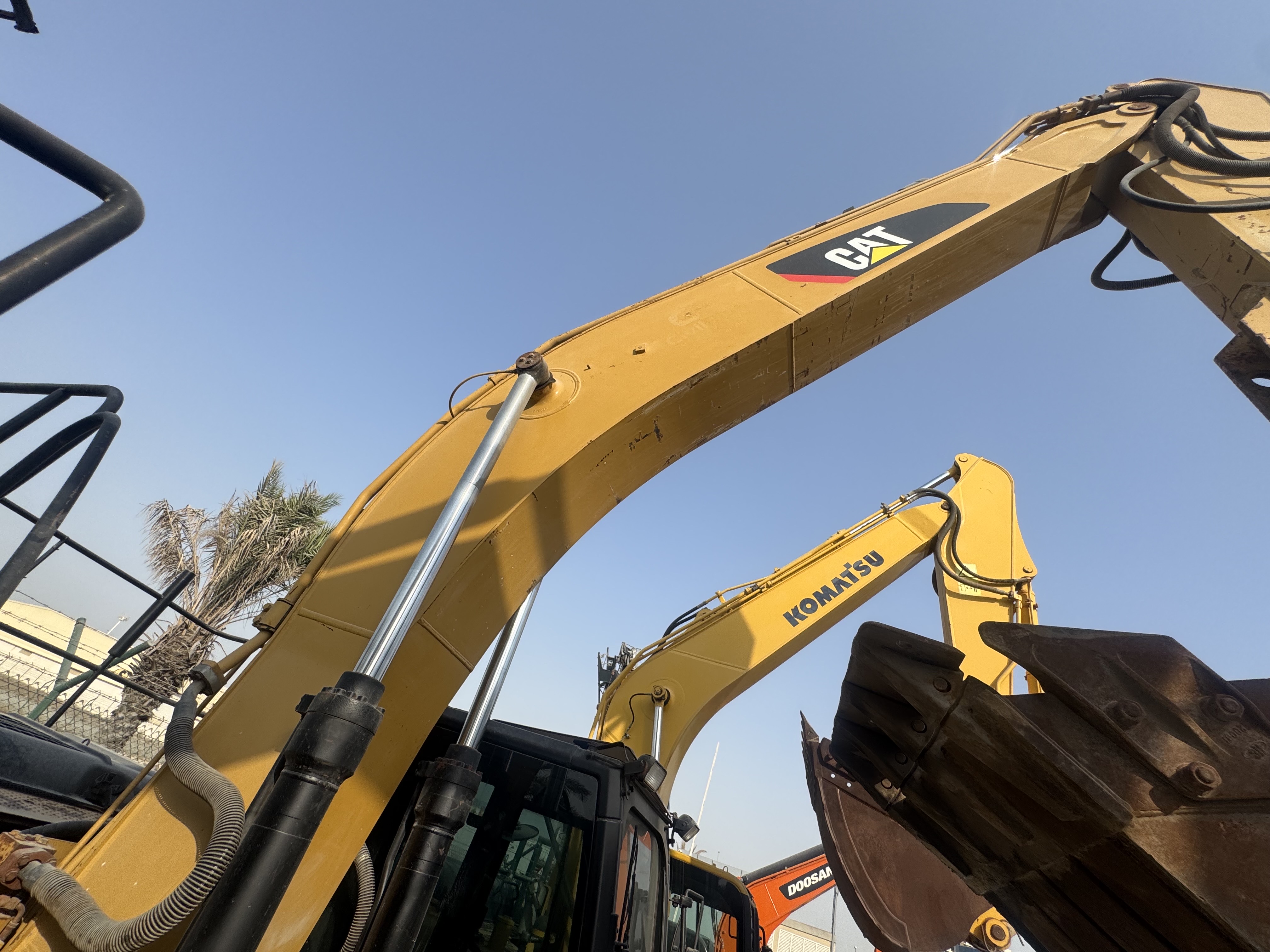 MDX-022-Cat-320DL-Medium-excavators-inspection-Chassis-Boom-1