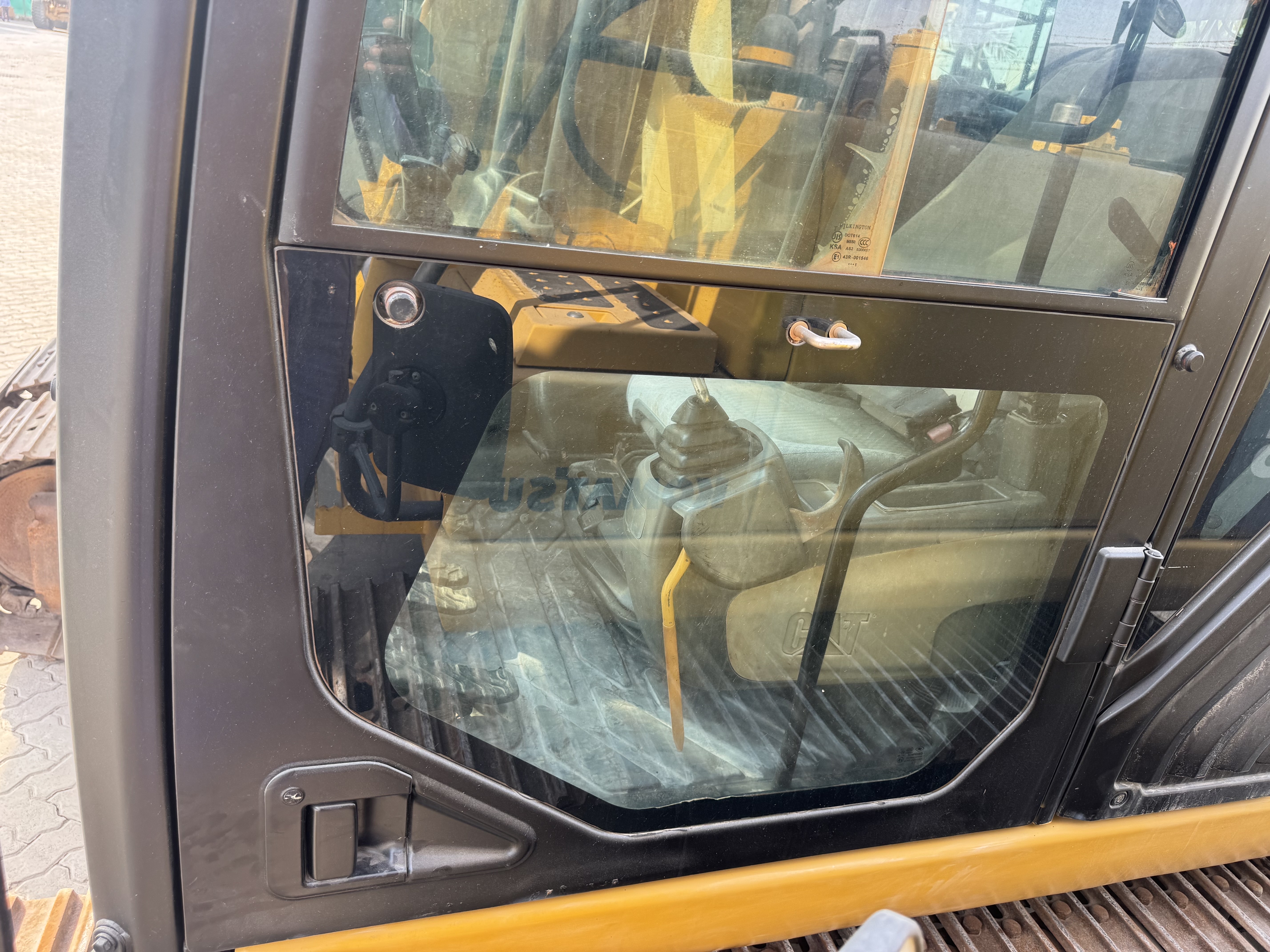MDX-022-Cat-320DL-Medium-excavators-inspection-Structure-Doors-1