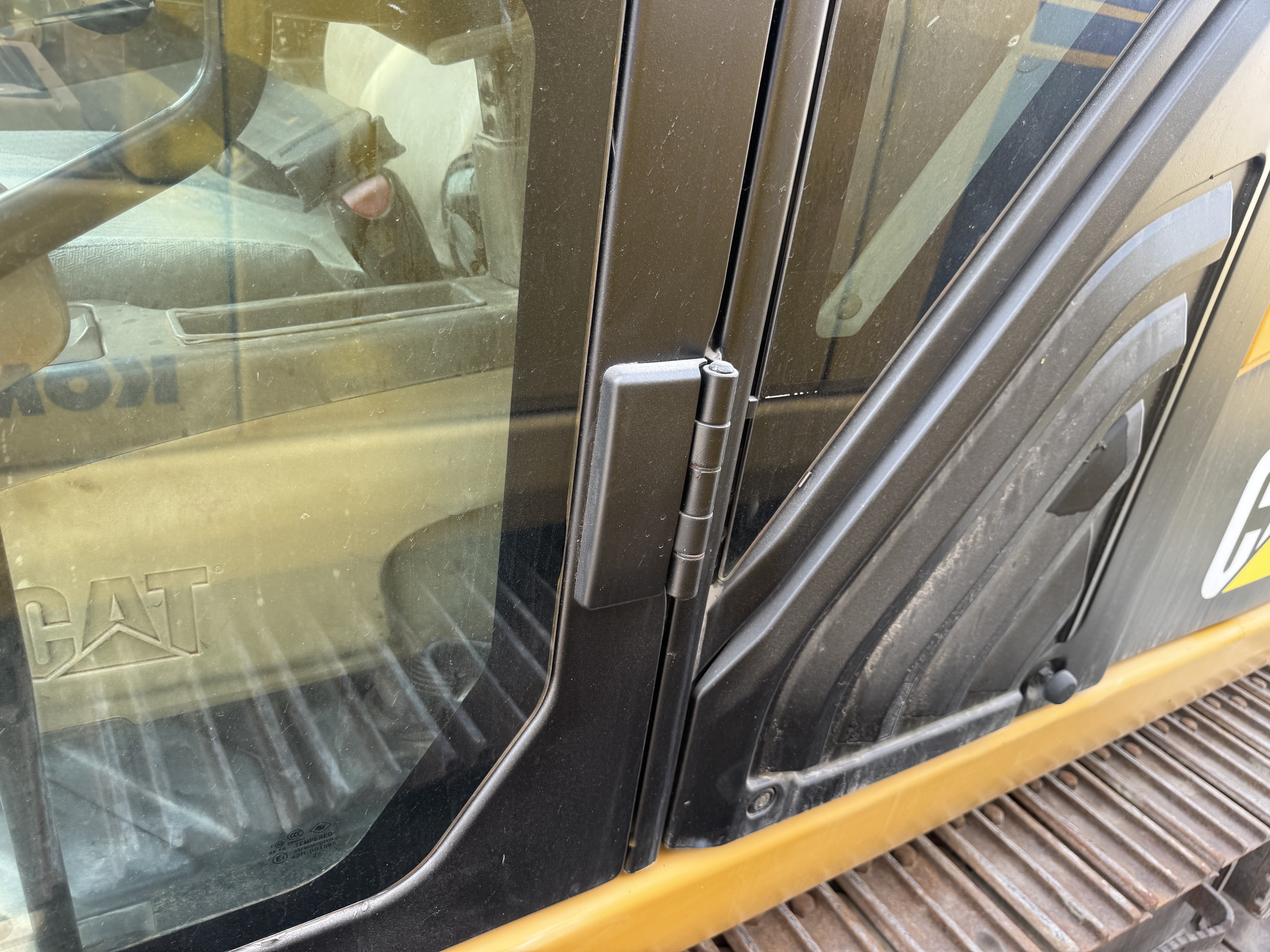 MDX-022-Cat-320DL-Medium-excavators-inspection-Structure-Doors-1