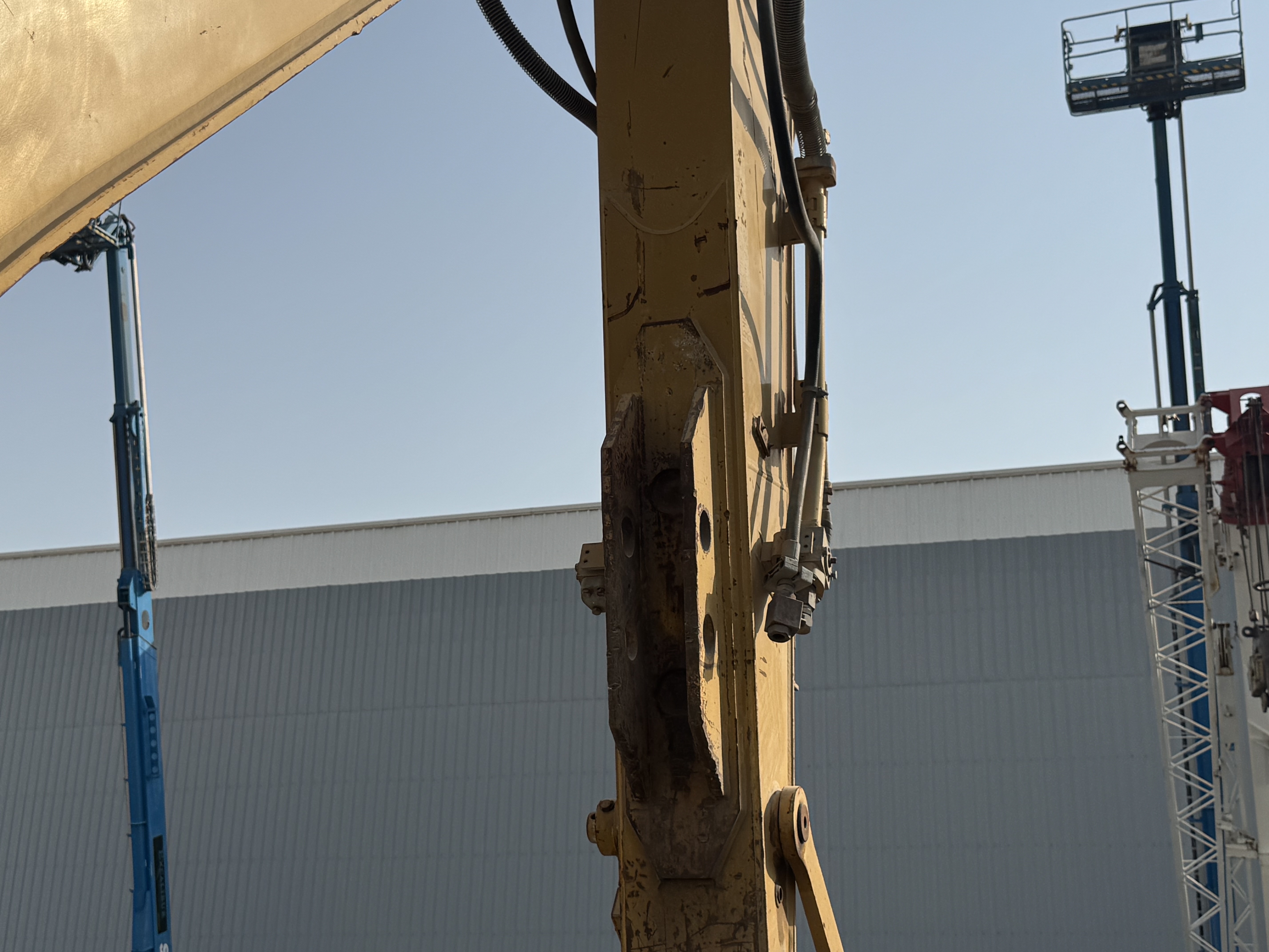 MDX-022-Cat-320DL-Medium-excavators-inspection-Chassis-Stick-1