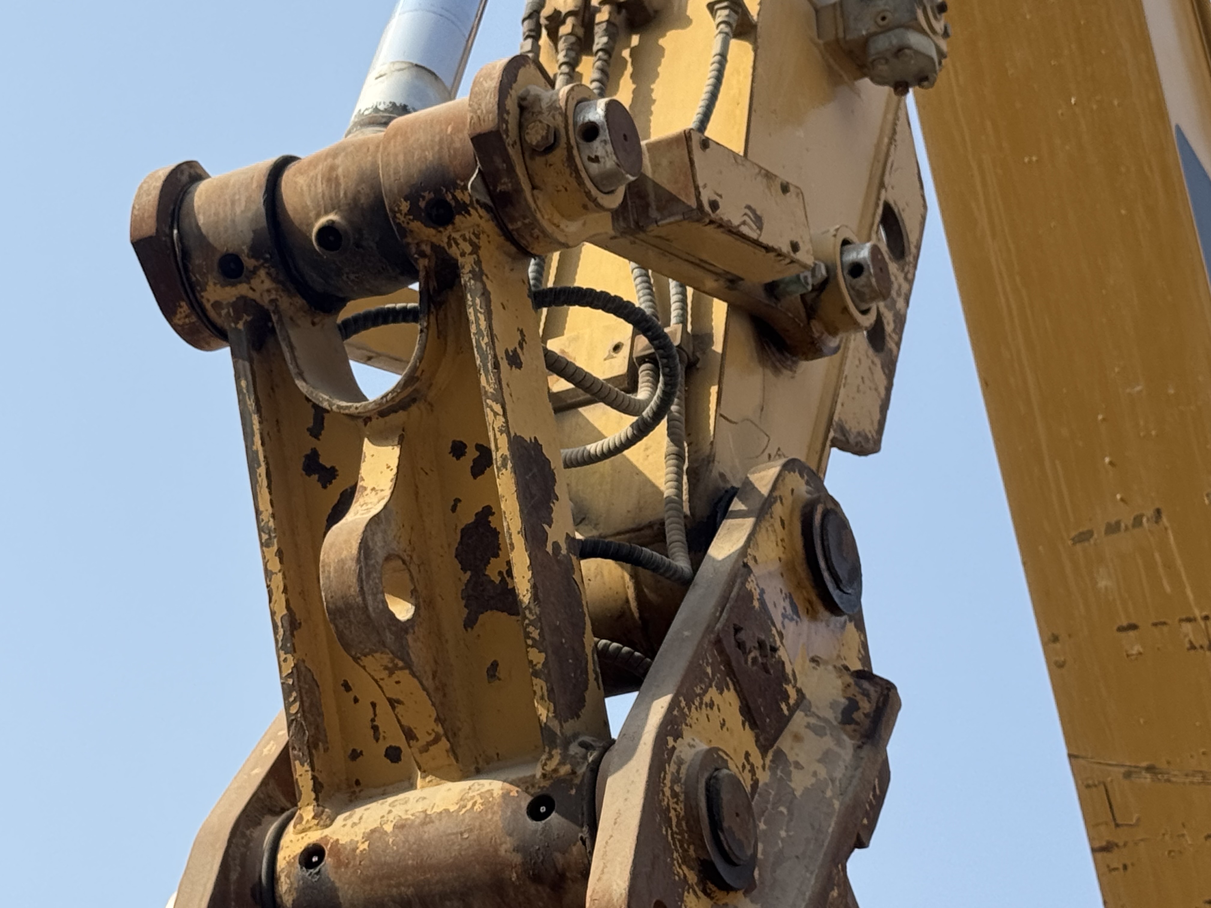 MDX-022-Cat-320DL-Medium-excavators-inspection-Chassis-H-link-1