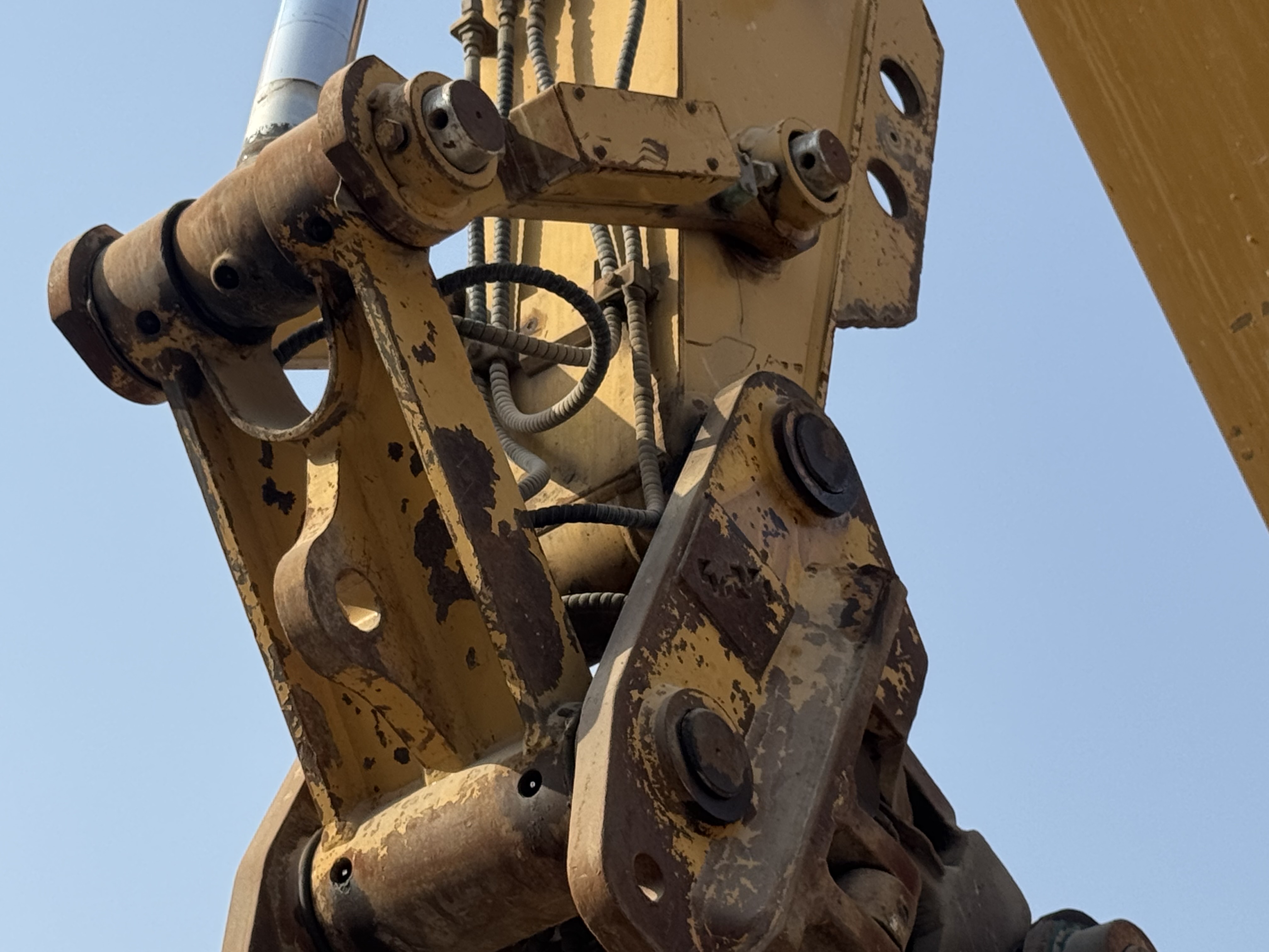 MDX-022-Cat-320DL-Medium-excavators-inspection-Chassis-H-link-1