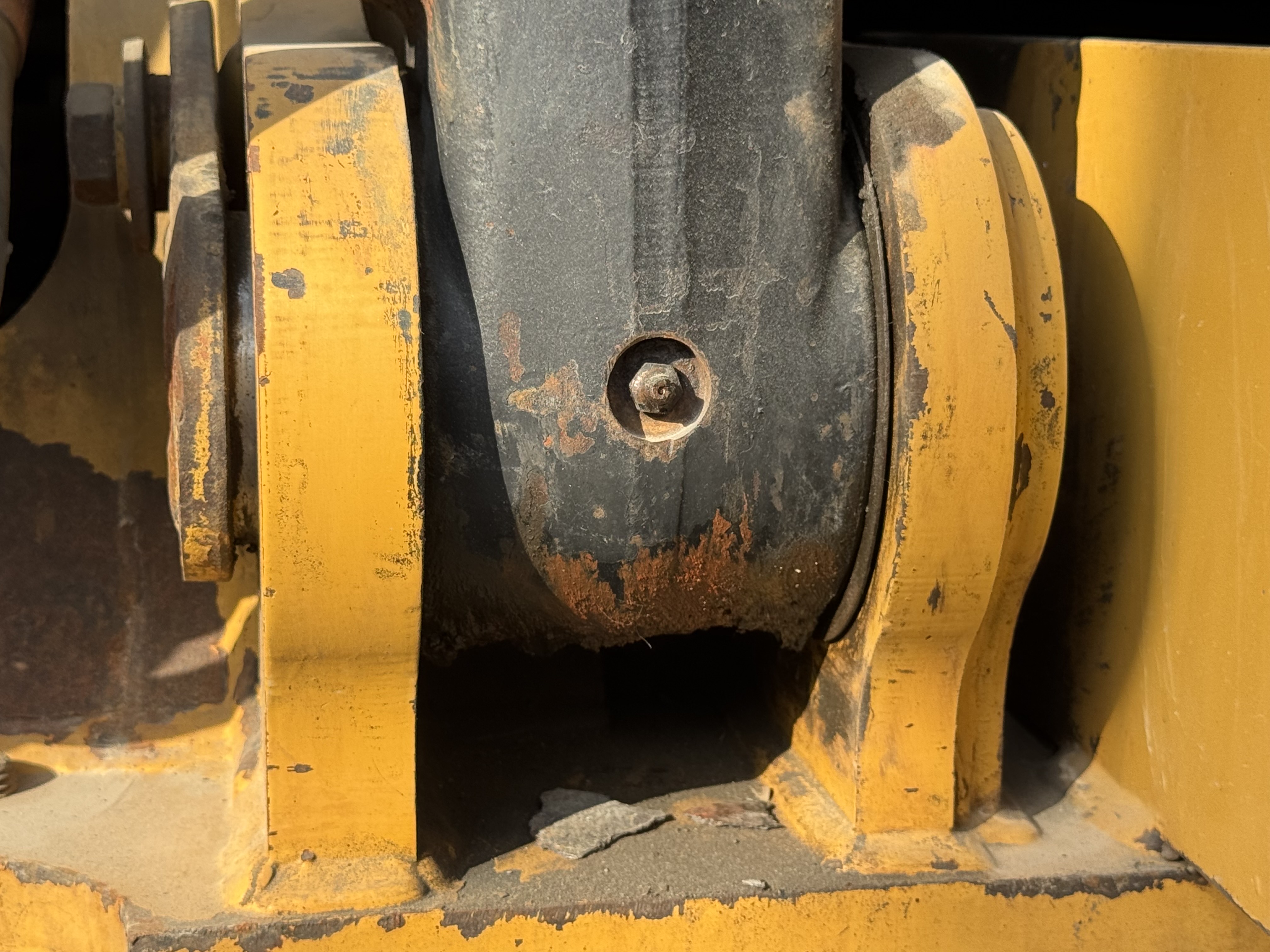 MDX-022-Cat-320DL-Medium-excavators-inspection-Chassis-Boom-base-pin-and-bushings-1