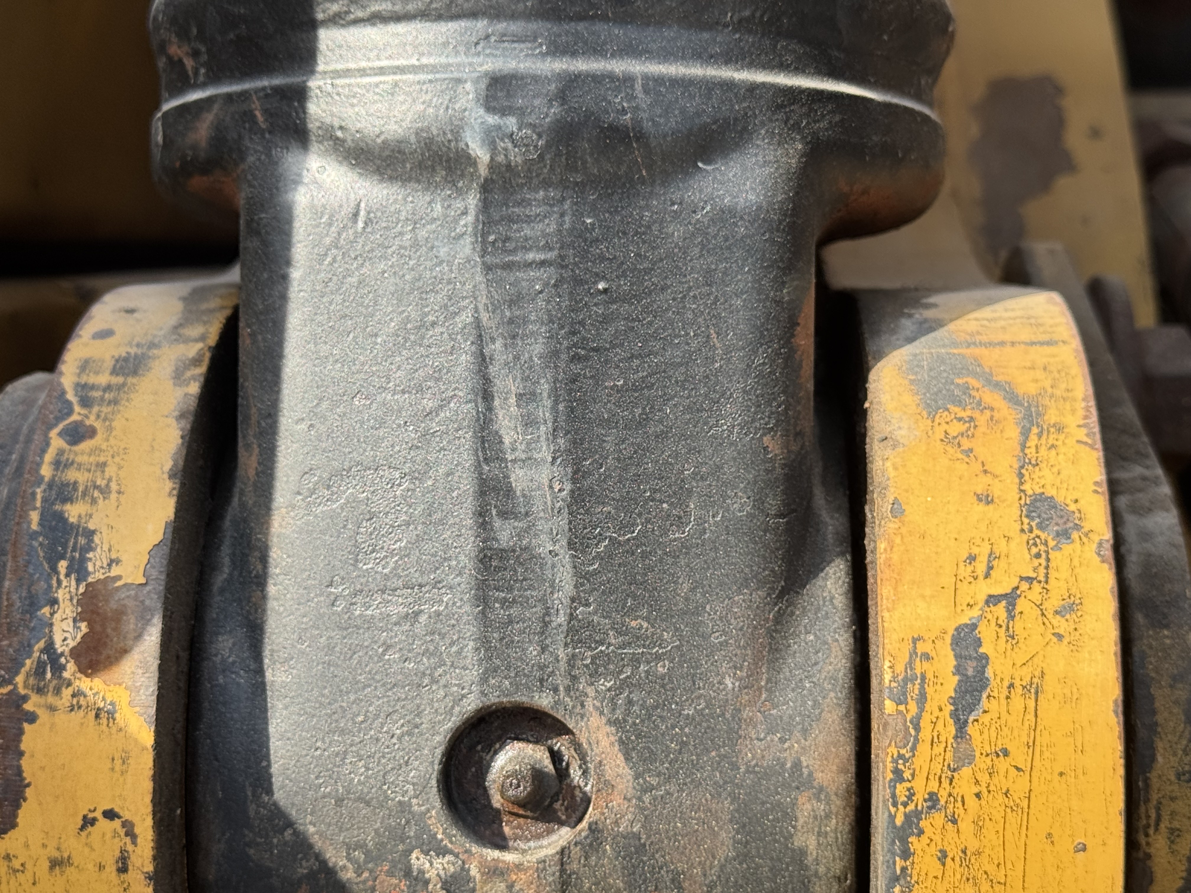 MDX-022-Cat-320DL-Medium-excavators-inspection-Chassis-Boom-base-pin-and-bushings-1