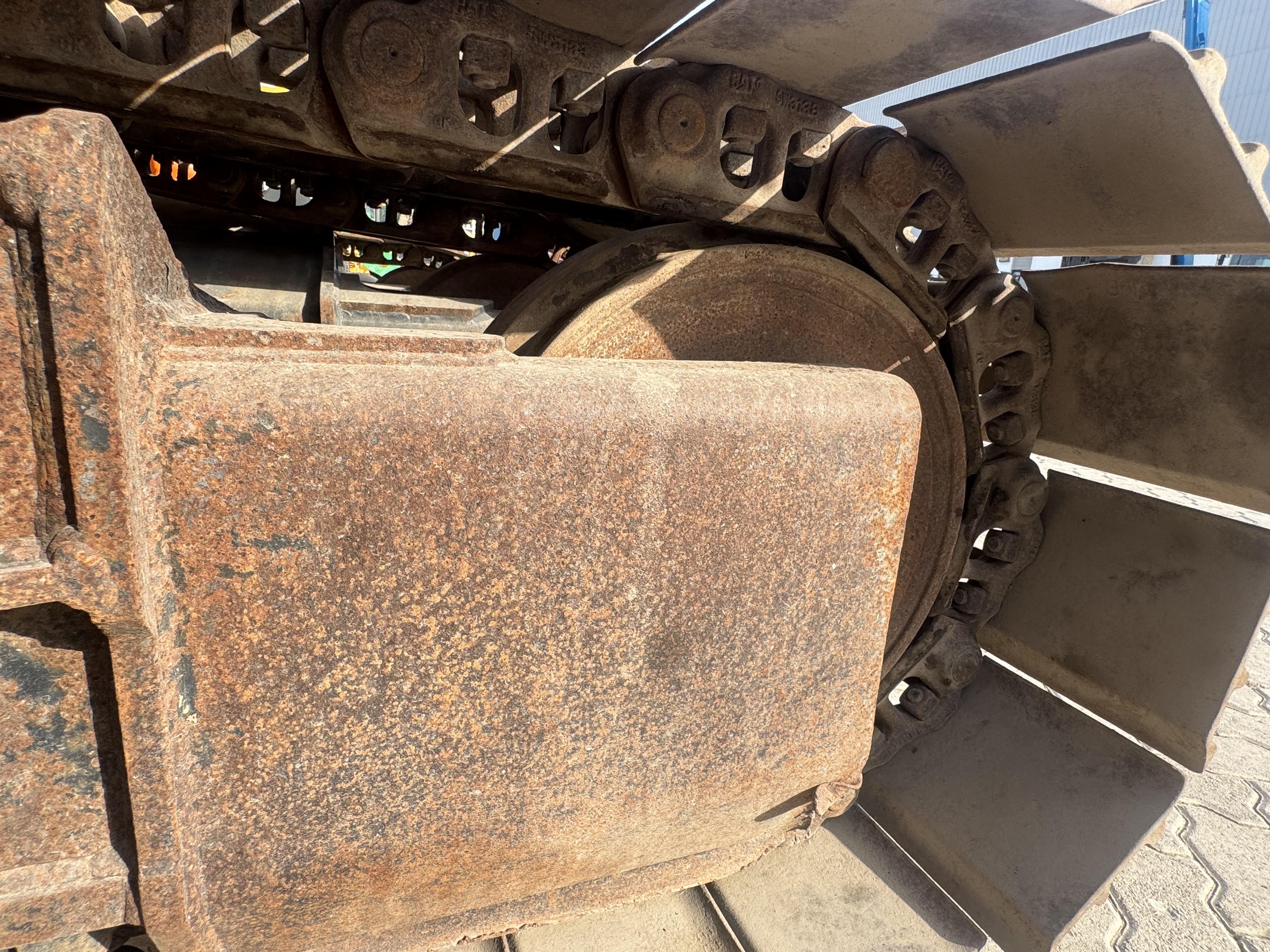 MDX-022-Cat-320DL-Medium-excavators-inspection-Undercarriage-Left-track-tensioner-1