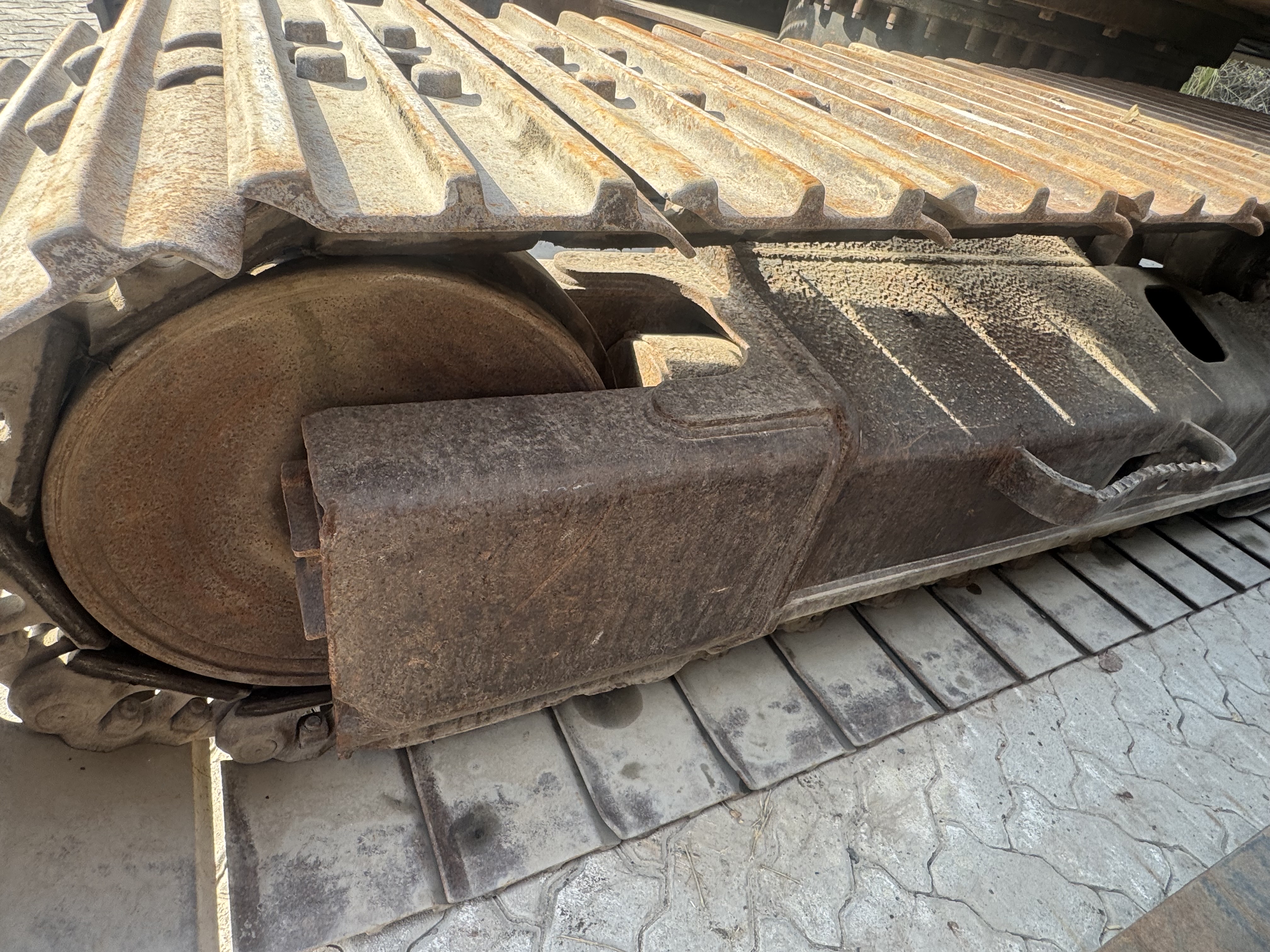 MDX-022-Cat-320DL-Medium-excavators-inspection-Undercarriage-Left-track-tensioner-1