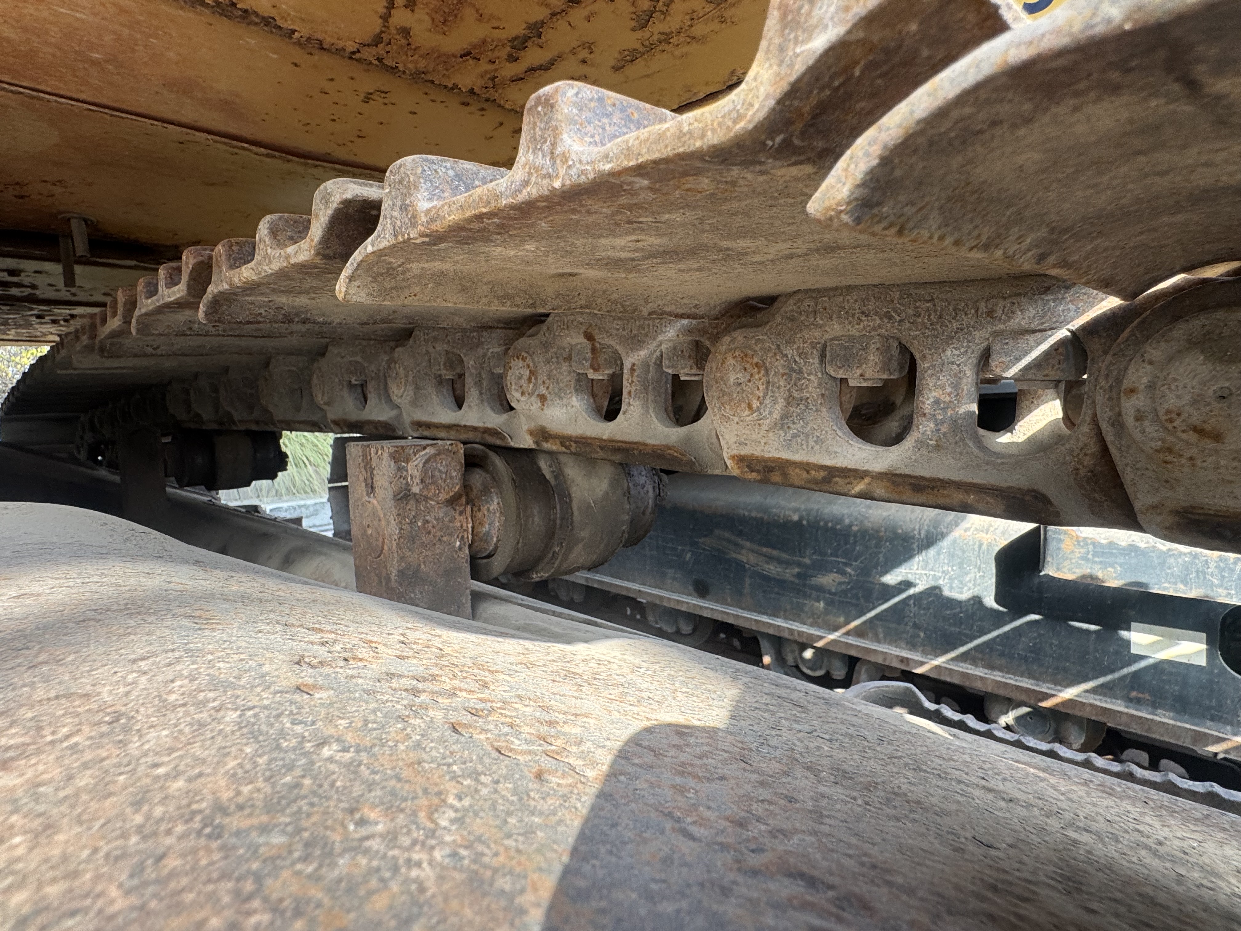 MDX-022-Cat-320DL-Medium-excavators-inspection-Undercarriage-Left-track-tensioner-1