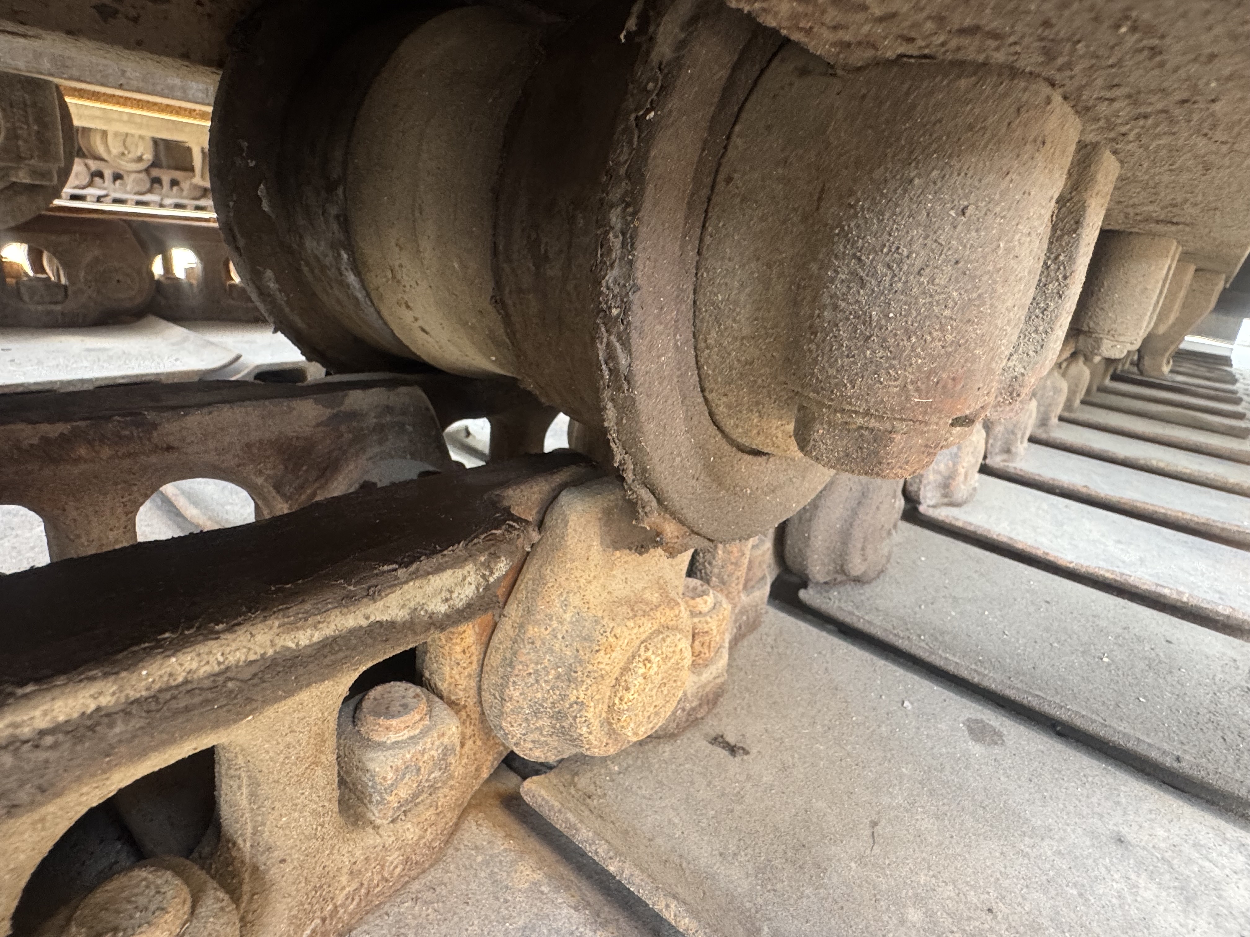 MDX-022-Cat-320DL-Medium-excavators-inspection-Undercarriage-Left-track-rollers-1