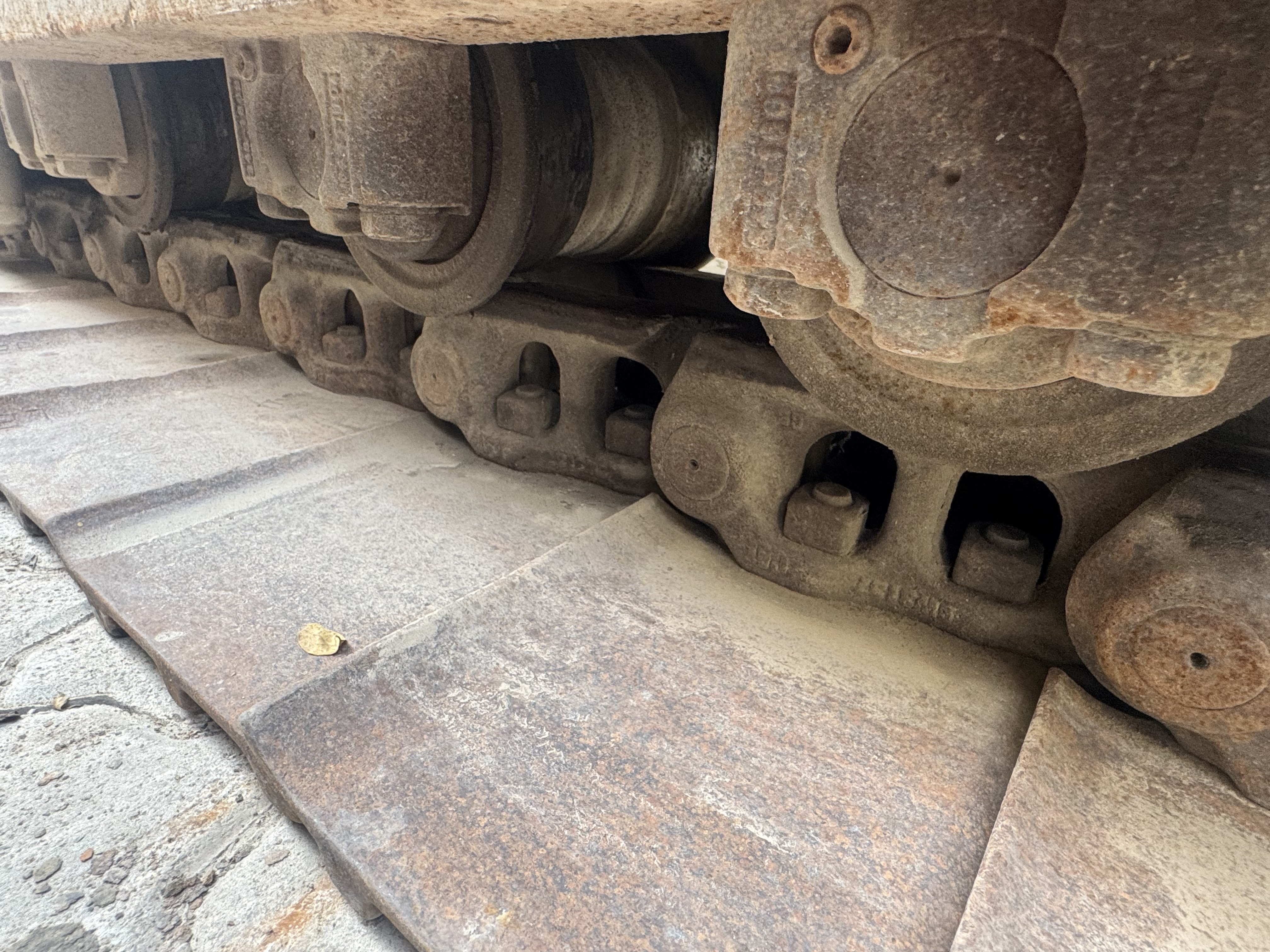 MDX-022-Cat-320DL-Medium-excavators-inspection-Undercarriage-Left-track-rollers-1