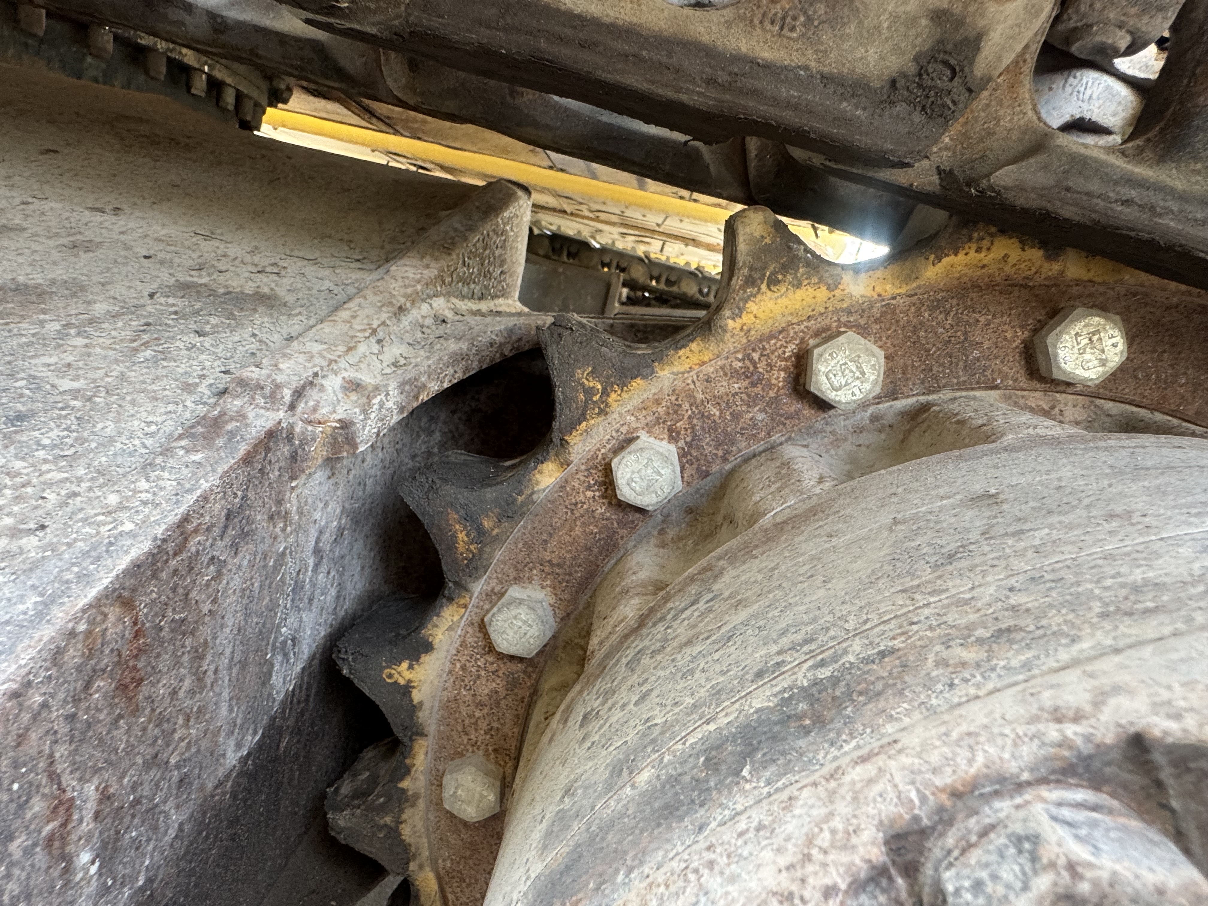 MDX-022-Cat-320DL-Medium-excavators-inspection-Undercarriage-Left-sprocket-1