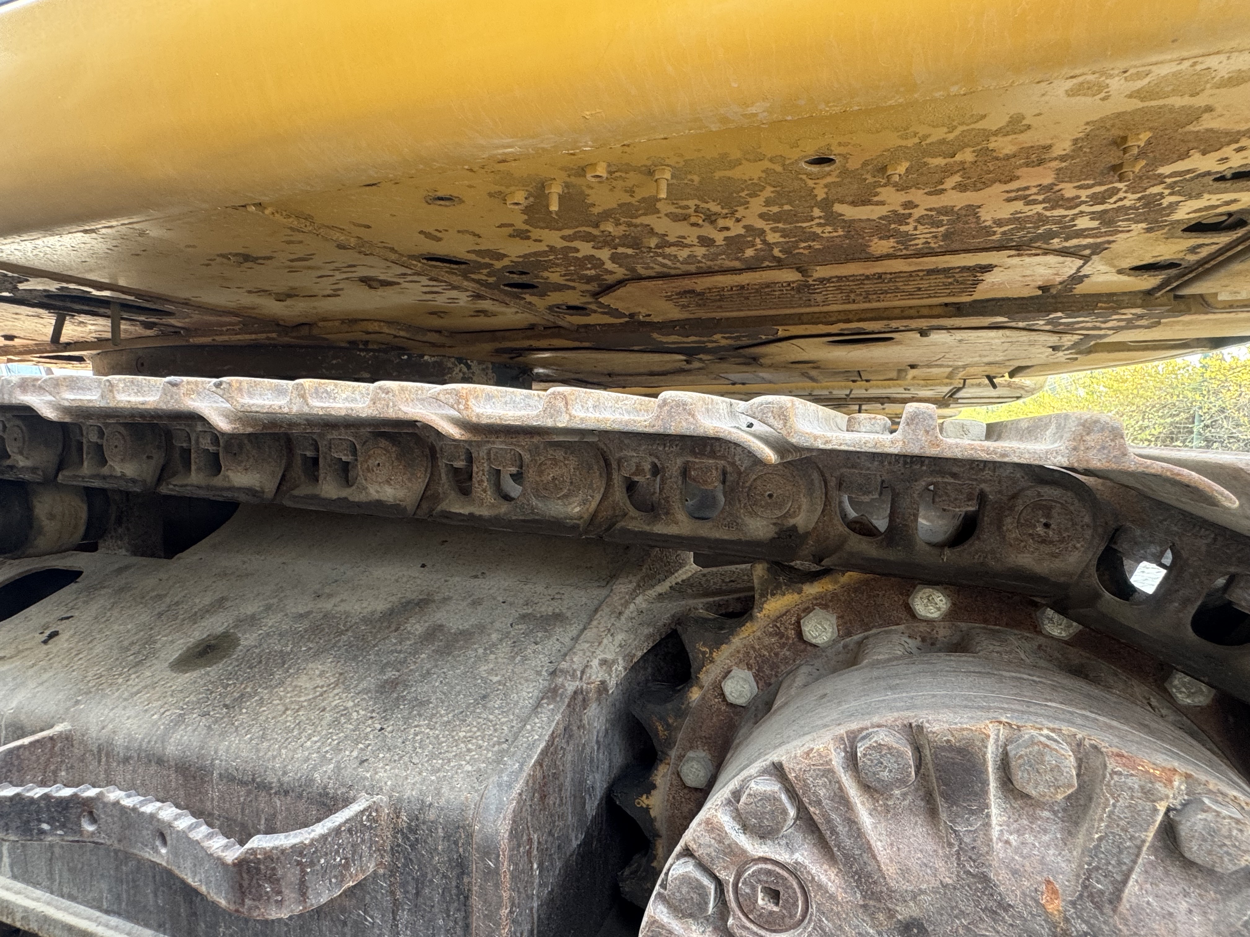MDX-022-Cat-320DL-Medium-excavators-inspection-Undercarriage-Left-sprocket-1