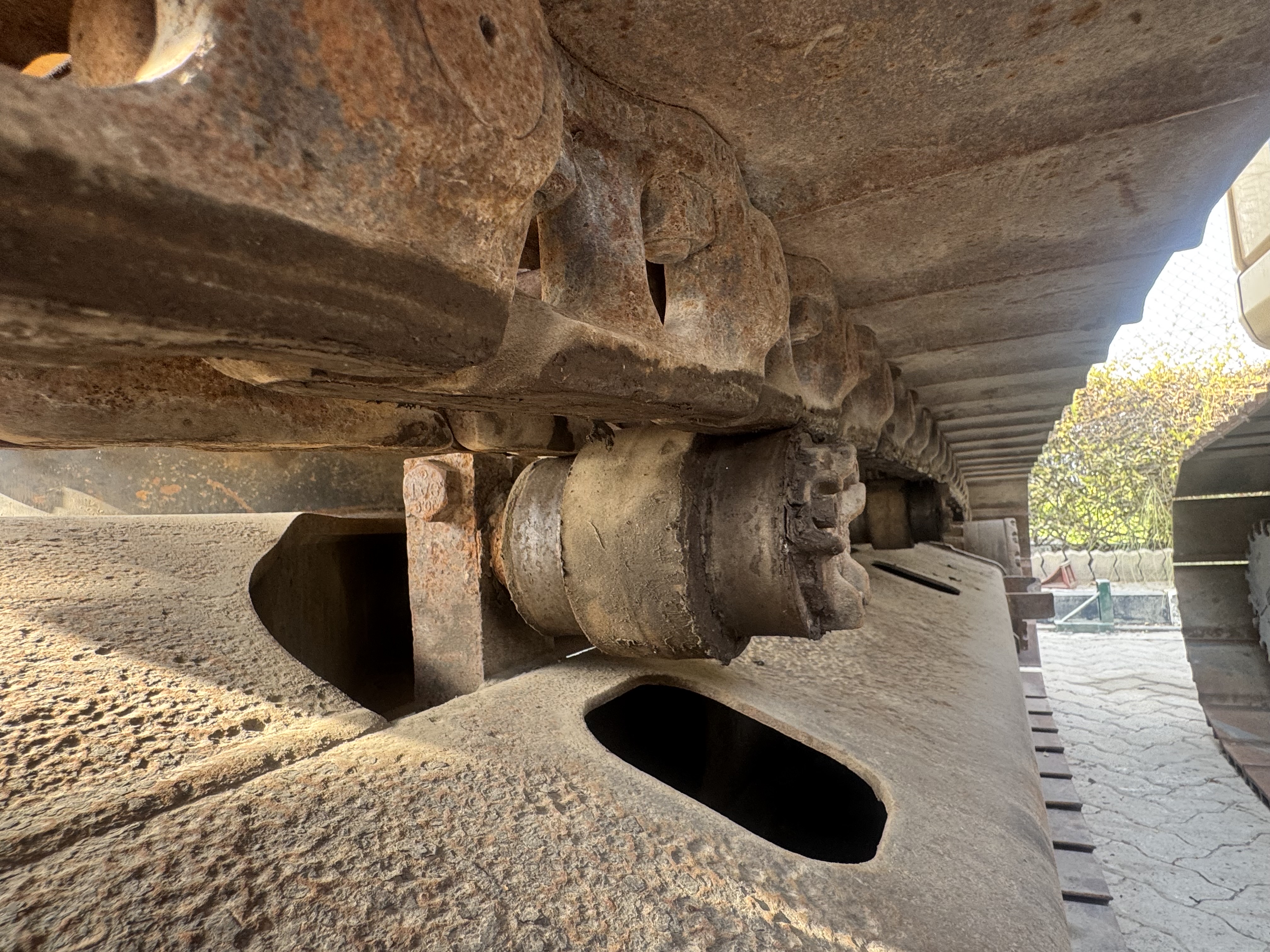 MDX-022-Cat-320DL-Medium-excavators-inspection-Undercarriage-Left-carrier-rollers-1