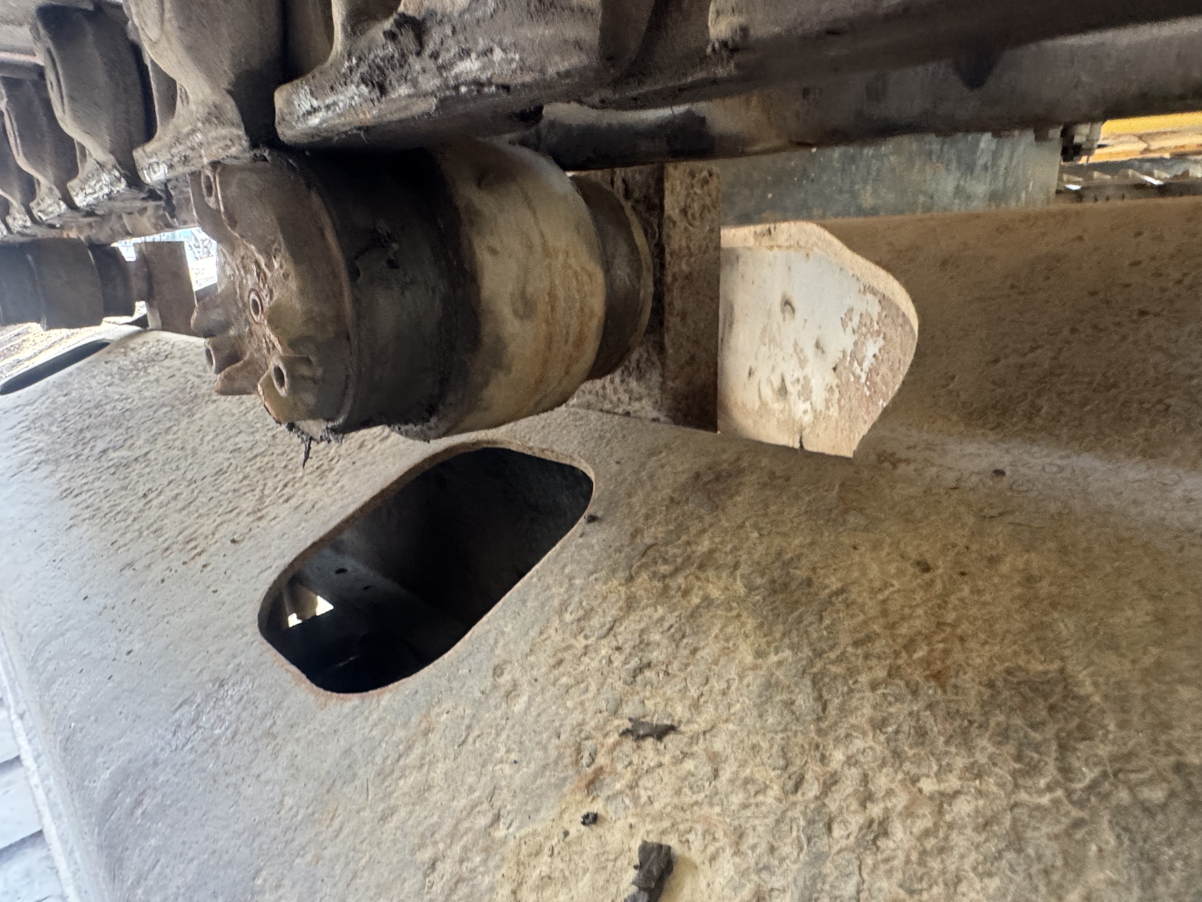 MDX-022-Cat-320DL-Medium-excavators-inspection-Undercarriage-Left-carrier-rollers-1