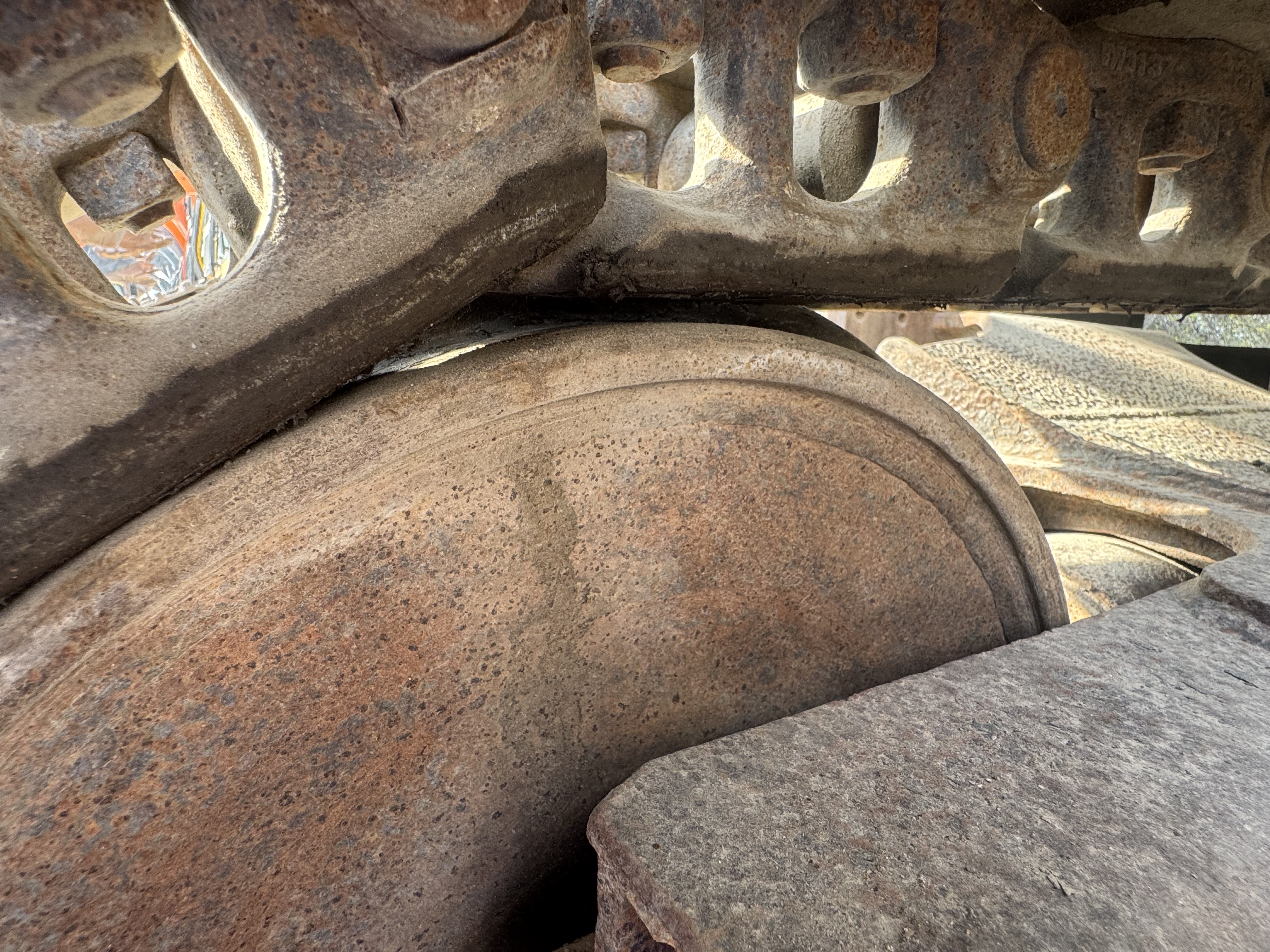 MDX-022-Cat-320DL-Medium-excavators-inspection-Undercarriage-left-idler-1