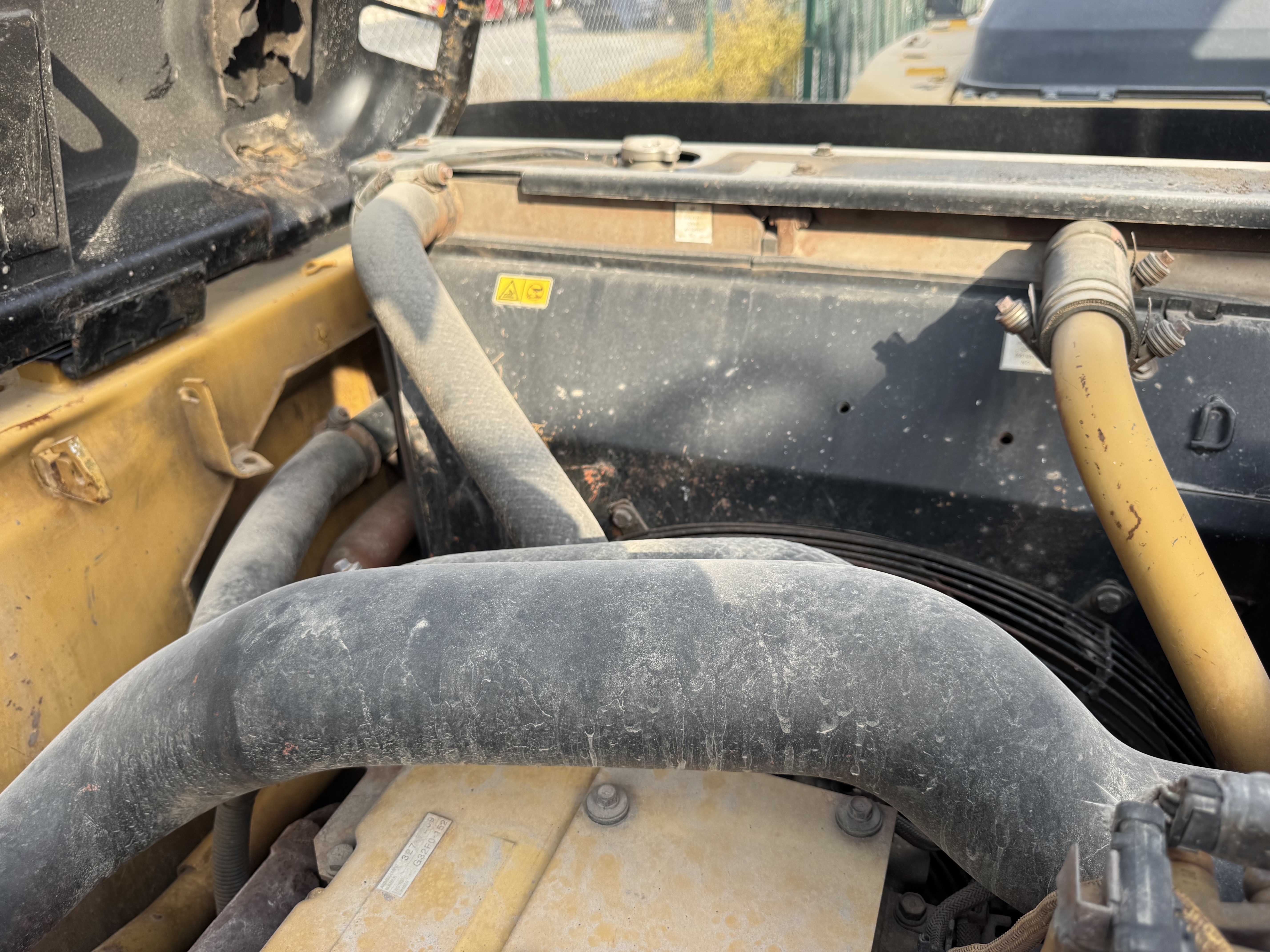 MDX-022-Cat-320DL-Medium-excavators-inspection-Engine-Hoses-1