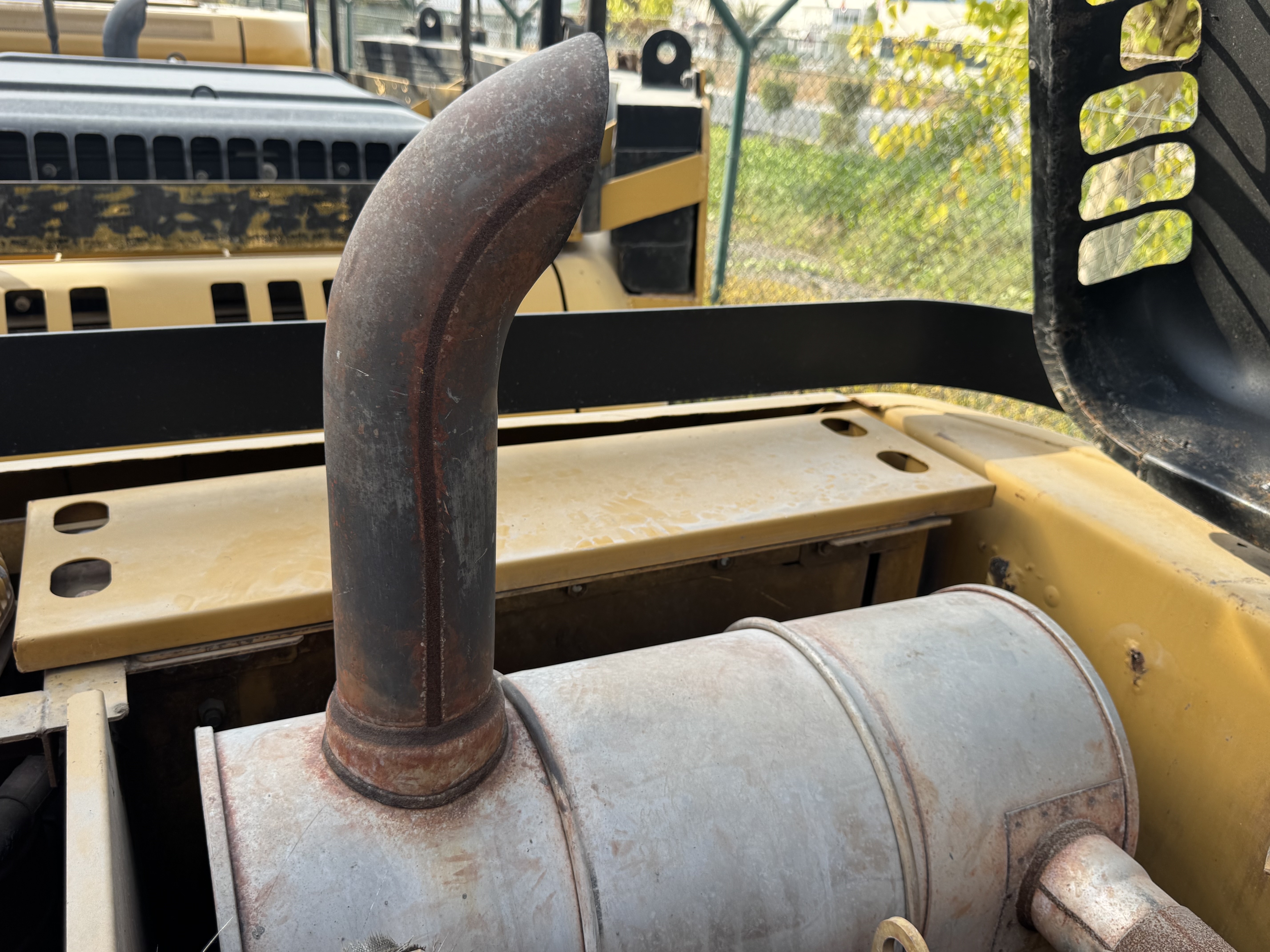 MDX-022-Cat-320DL-Medium-excavators-inspection-Engine-Exhaust-system-1
