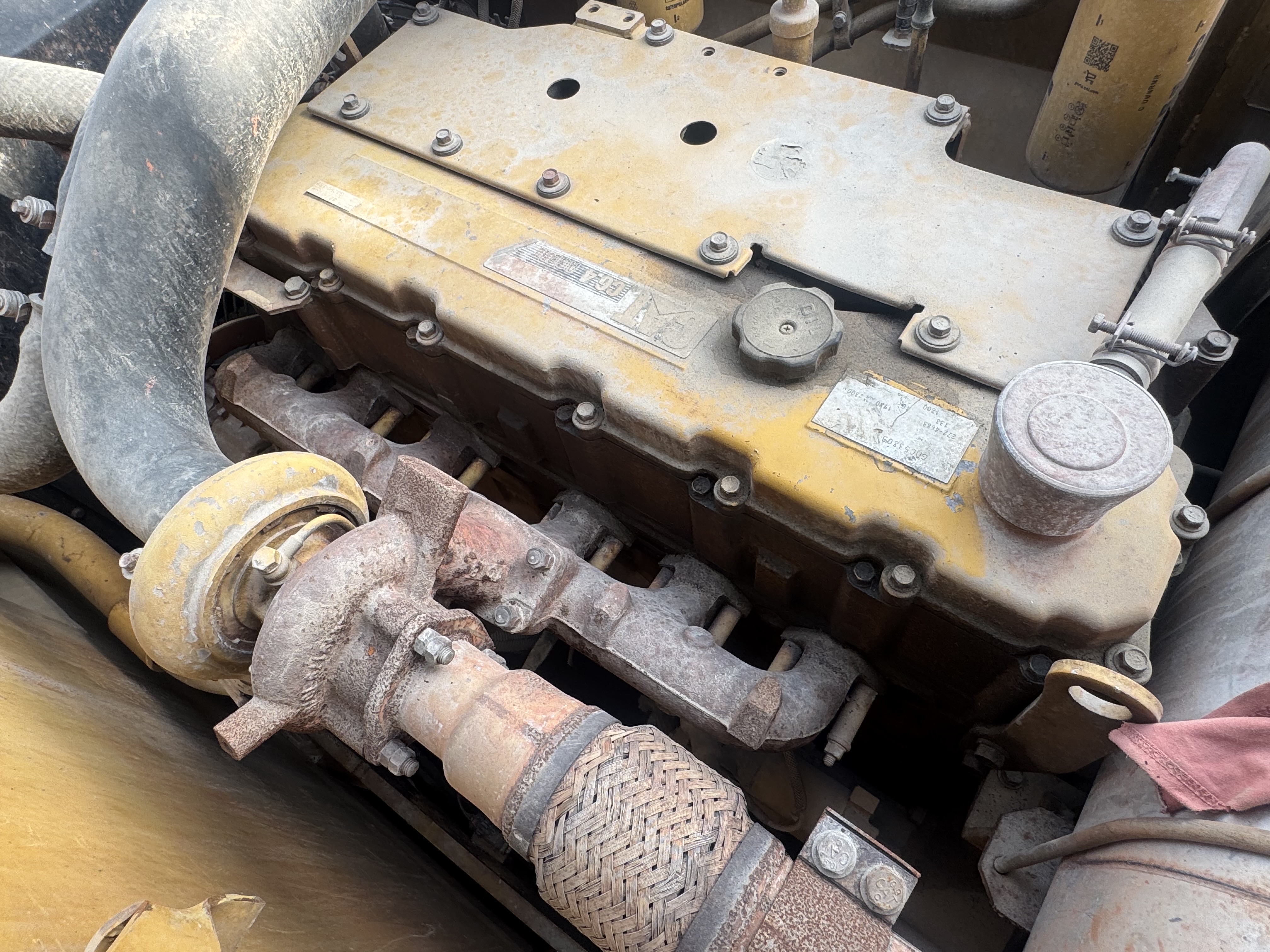 MDX-022-Cat-320DL-Medium-excavators-inspection-Engine-Engine-oil-leaks-1