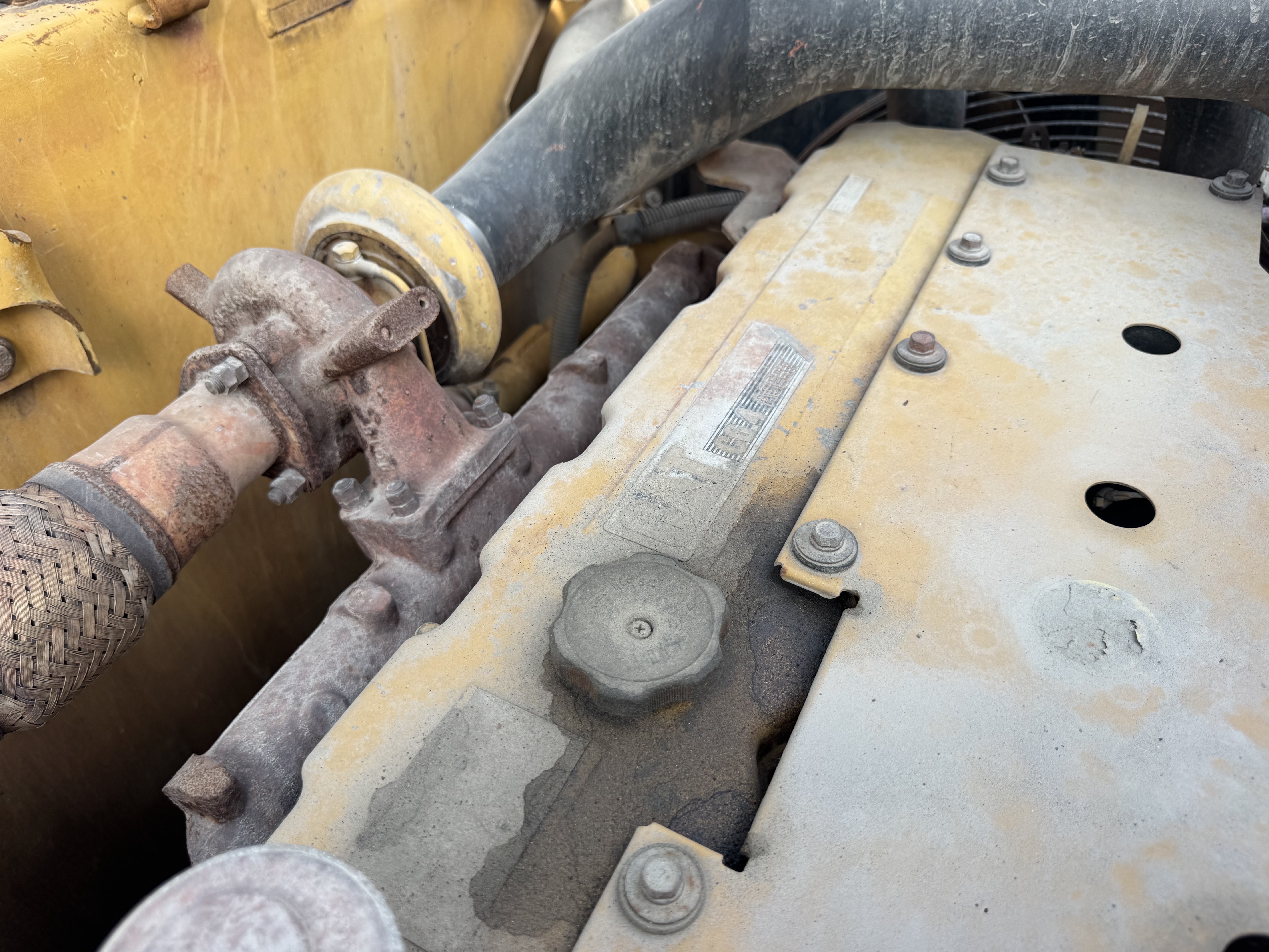 MDX-022-Cat-320DL-Medium-excavators-inspection-Engine-Engine-oil-leaks-1