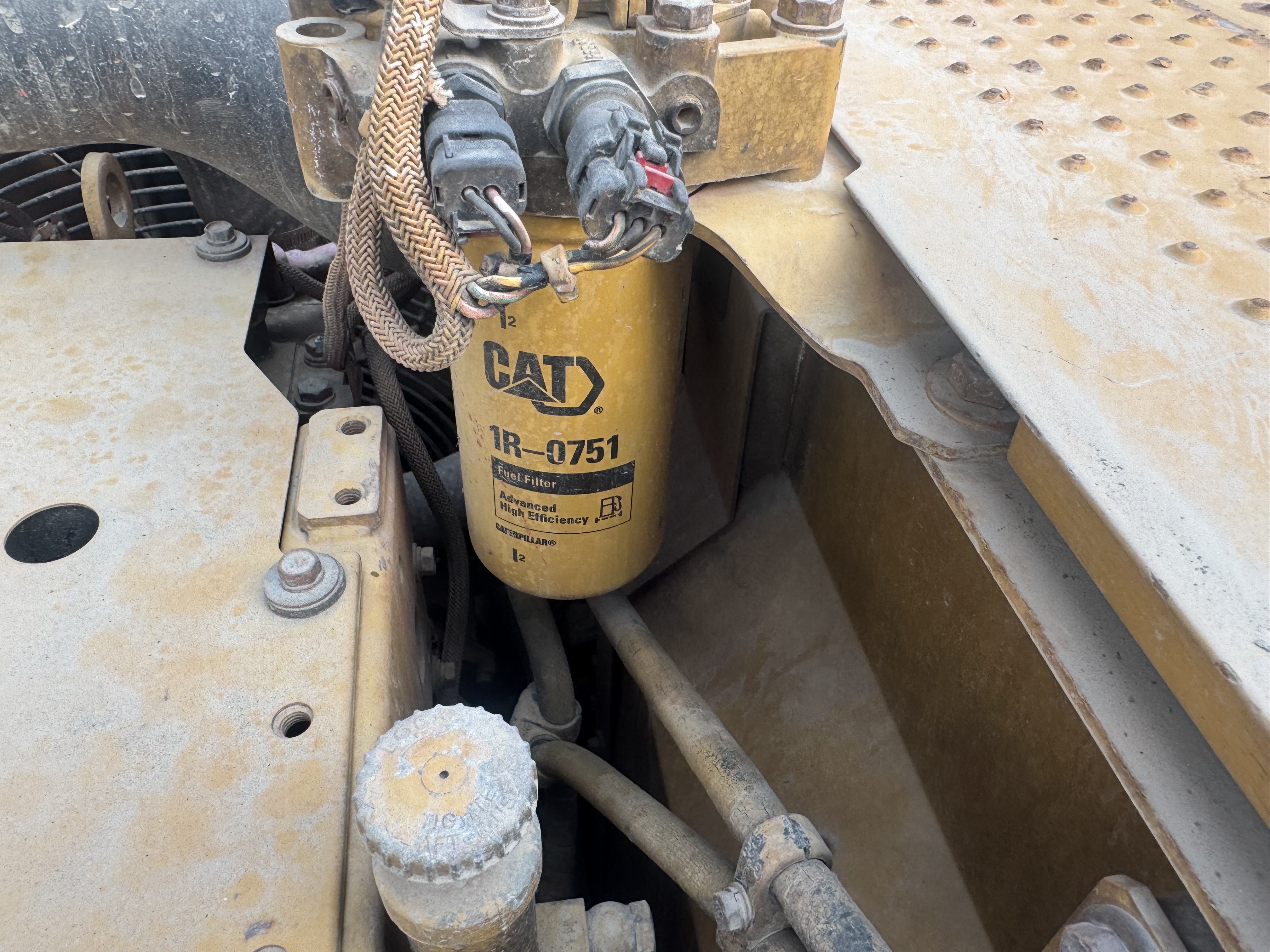MDX-022-Cat-320DL-Medium-excavators-inspection-Engine-Fuel-leaks-1