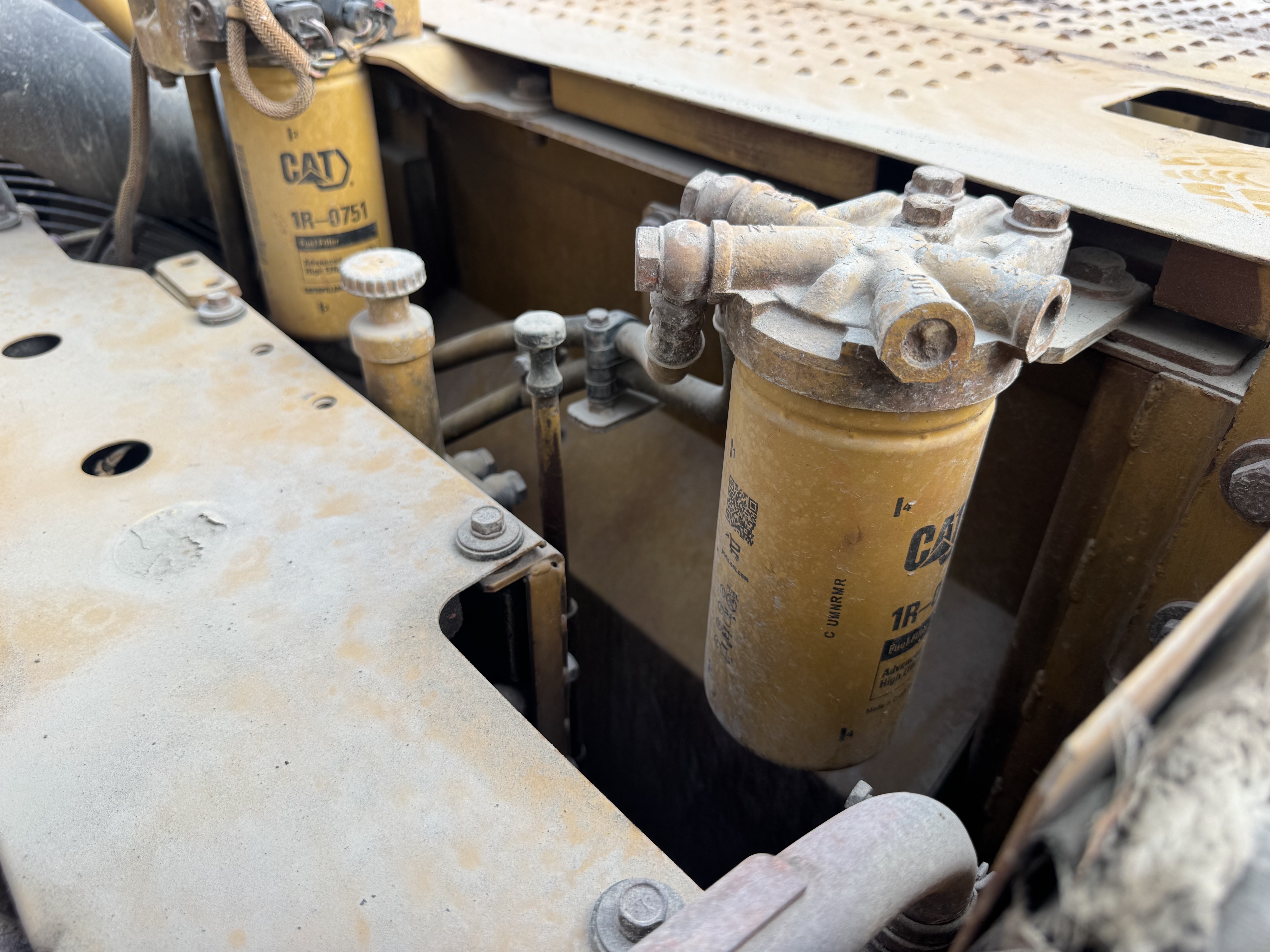 MDX-022-Cat-320DL-Medium-excavators-inspection-Engine-Fuel-leaks-1