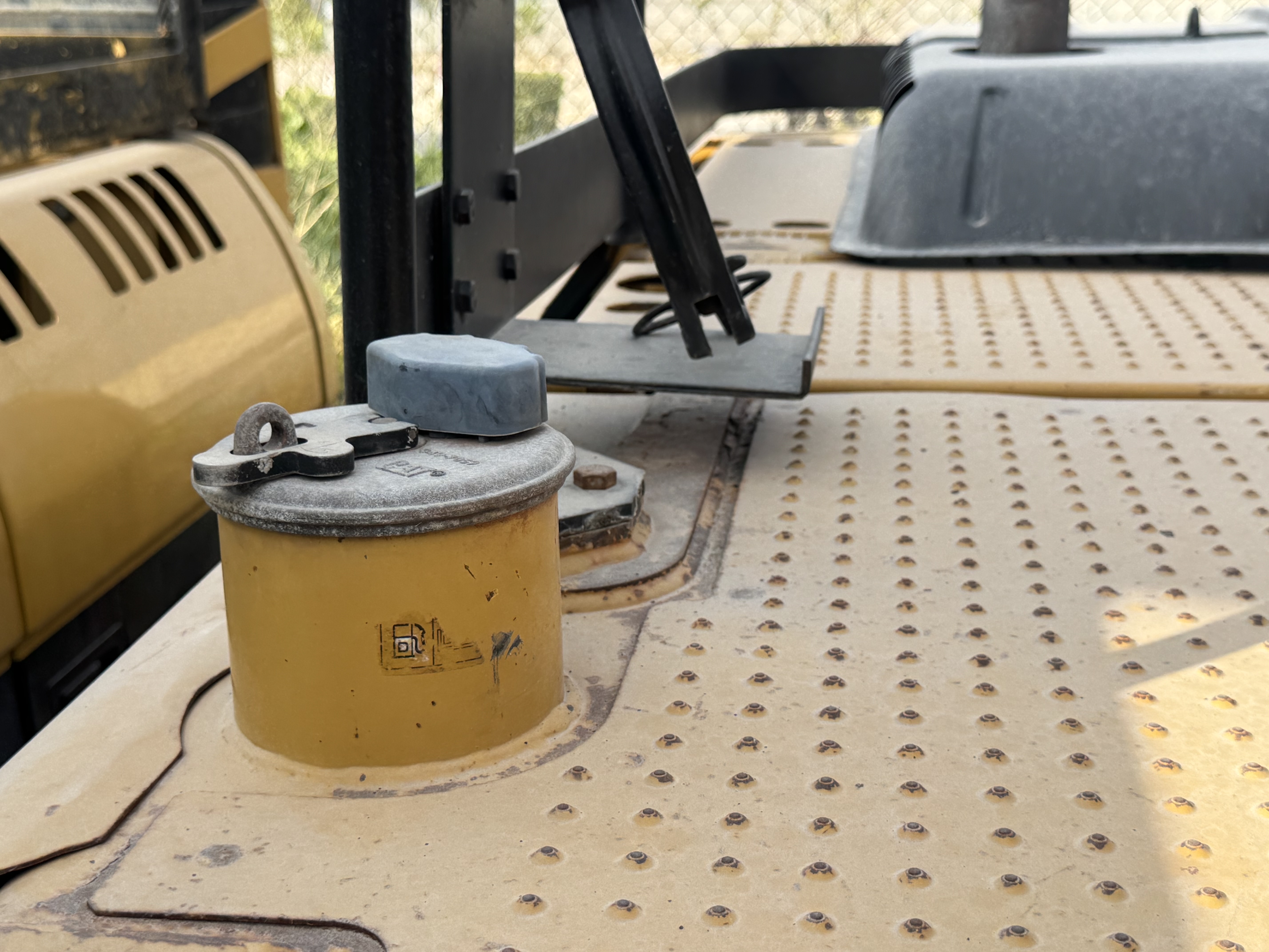 MDX-022-Cat-320DL-Medium-excavators-inspection-Engine-Fuel-tank-1