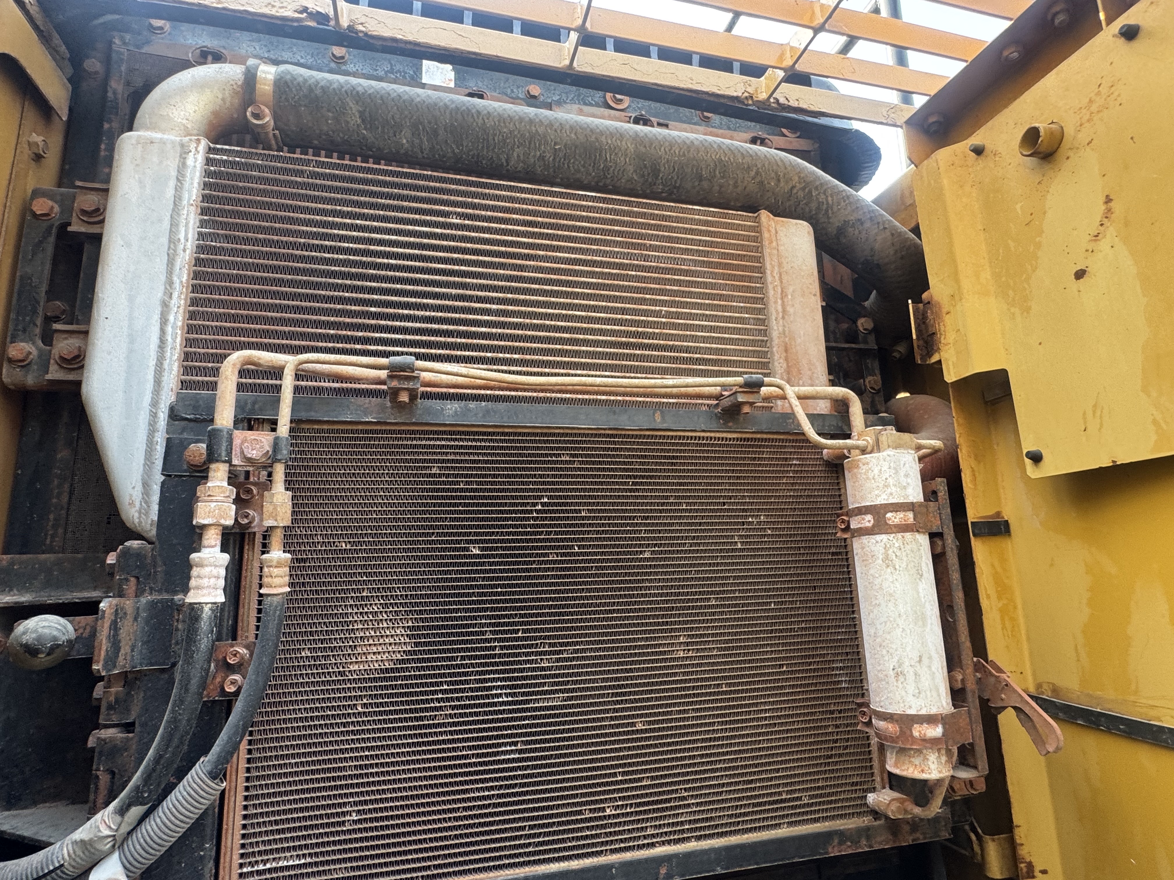 MDX-022-Cat-320DL-Medium-excavators-inspection-Engine-Radiator,-condenser,-intercooler,-hydraulic-cooler-1