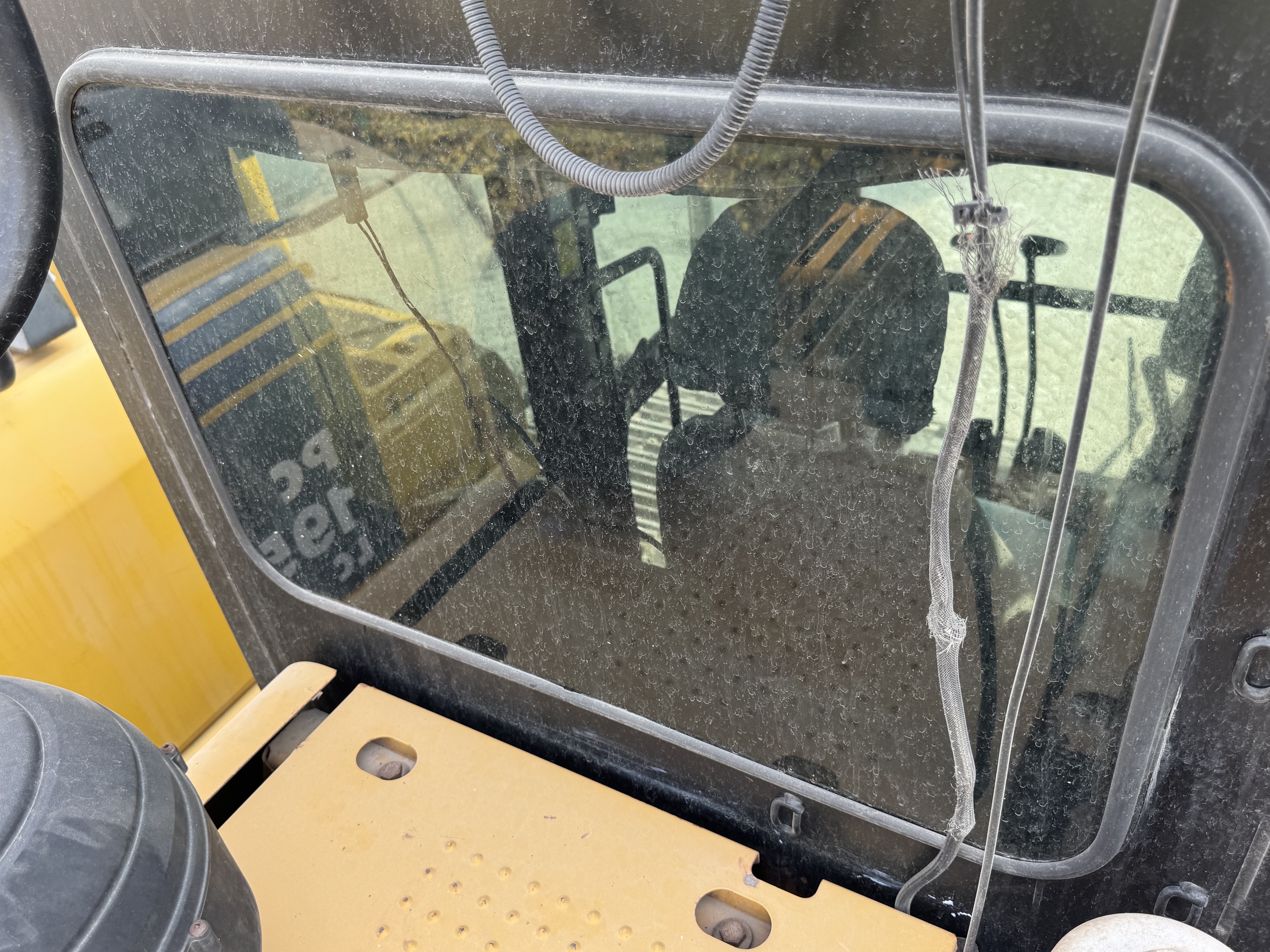 MDX-022-Cat-320DL-Medium-excavators-inspection-Safety-Glass-1