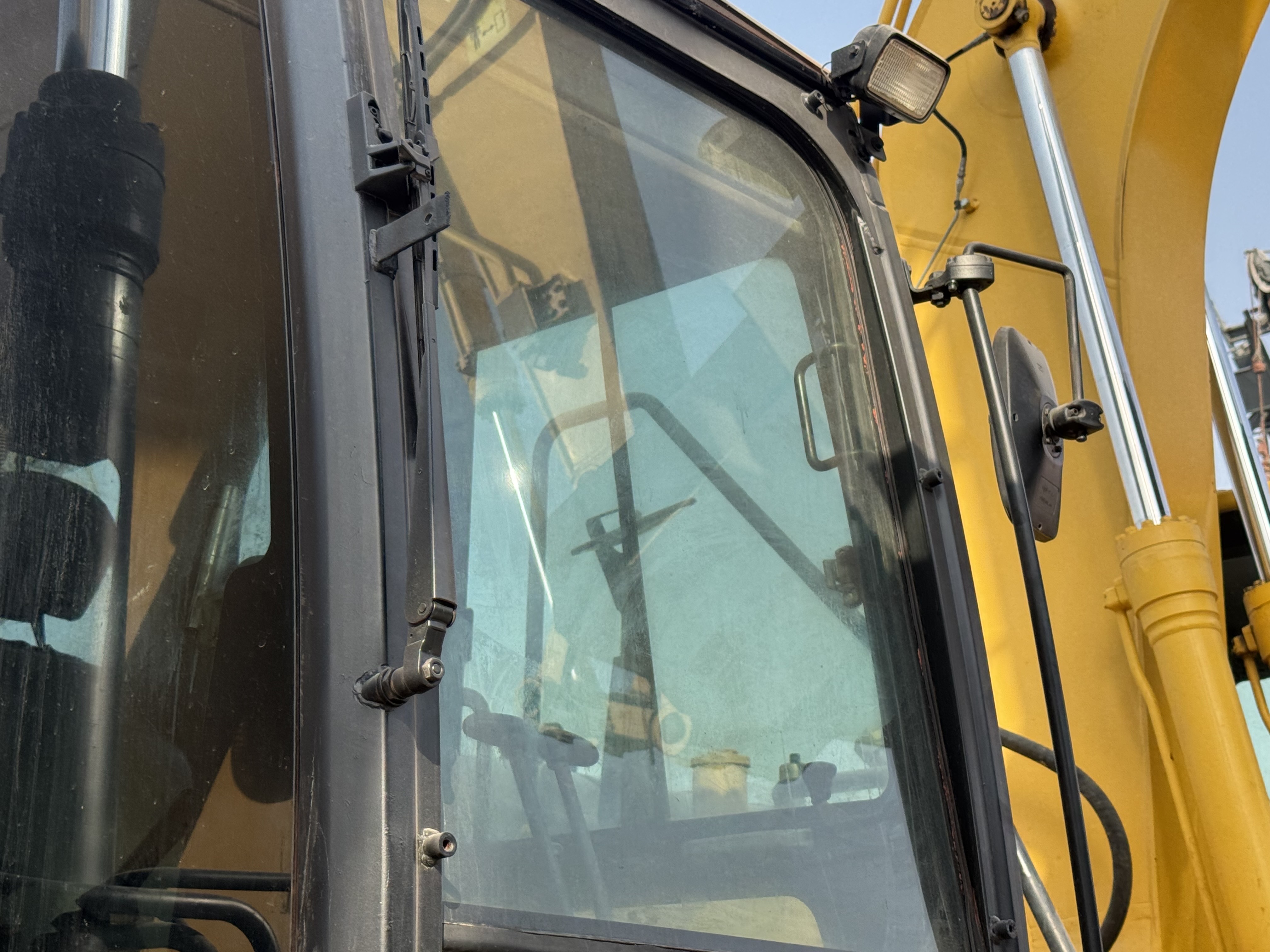 MDX-022-Cat-320DL-Medium-excavators-inspection-Safety-Glass-1
