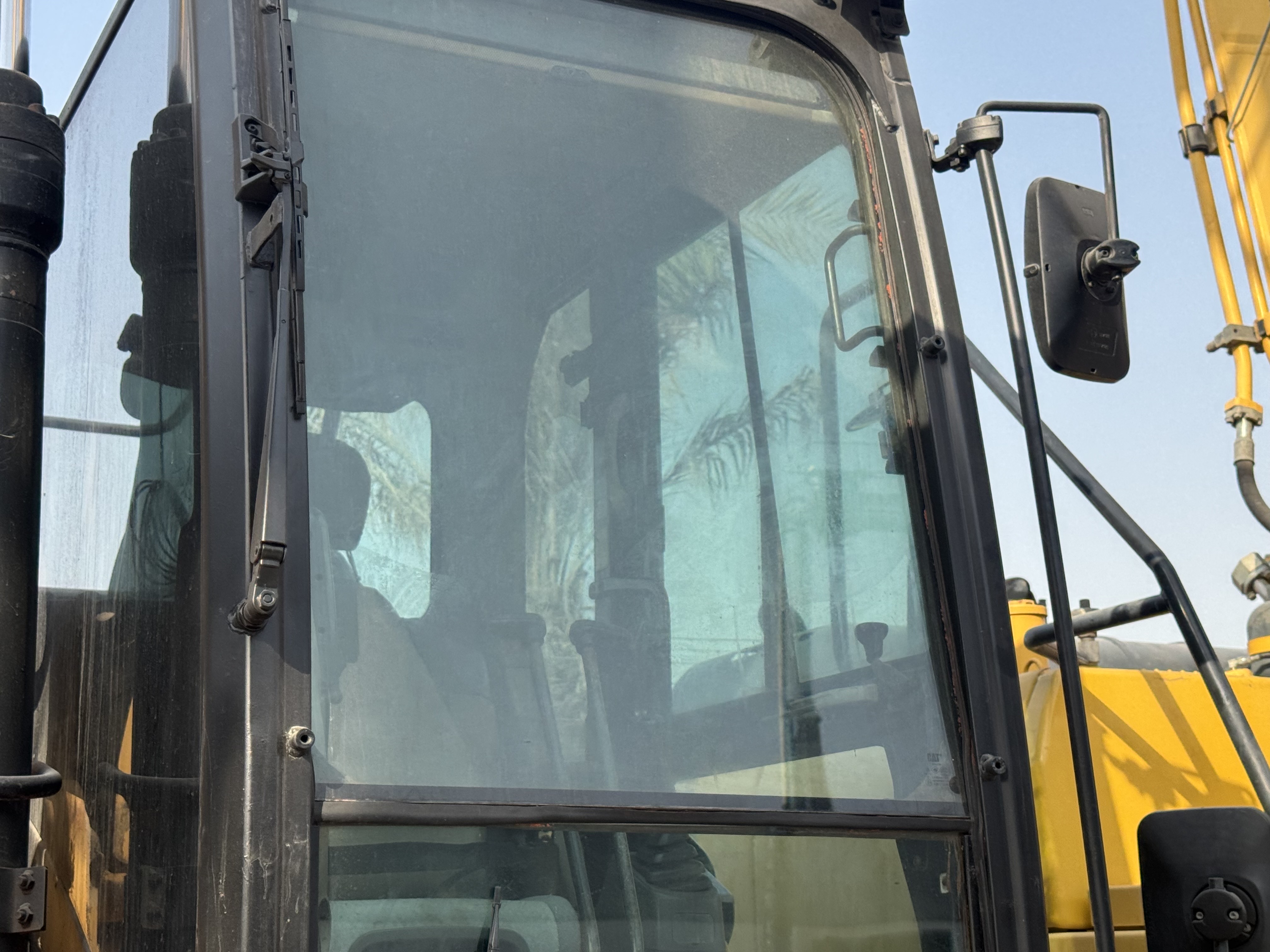 MDX-022-Cat-320DL-Medium-excavators-inspection-Safety-Glass-1